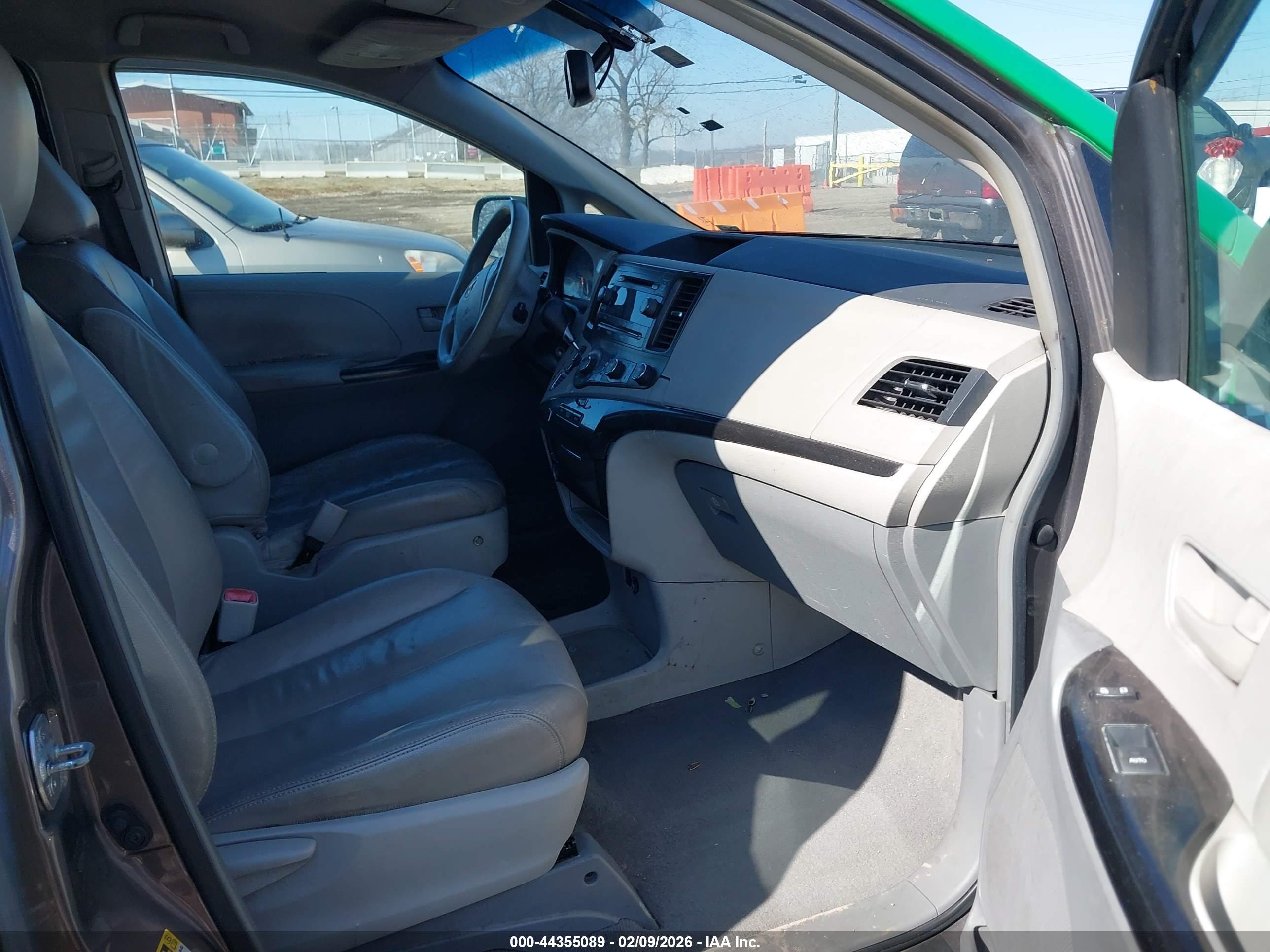TOYOTA SIENNA image 5