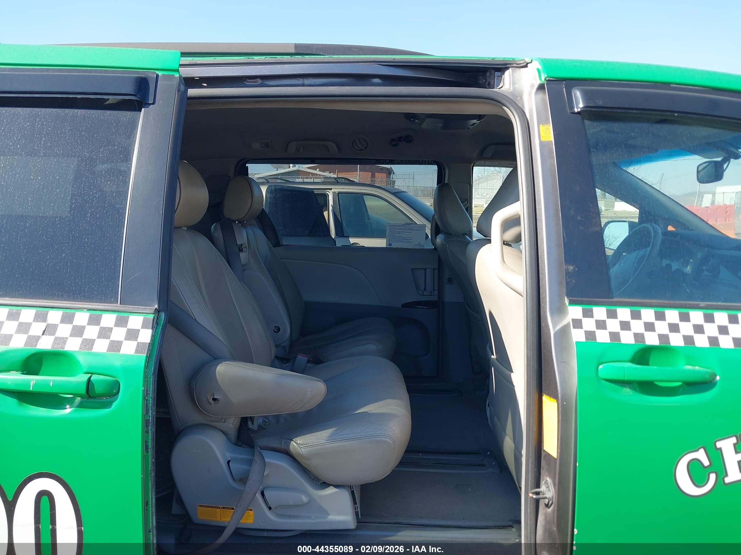 TOYOTA SIENNA image 8