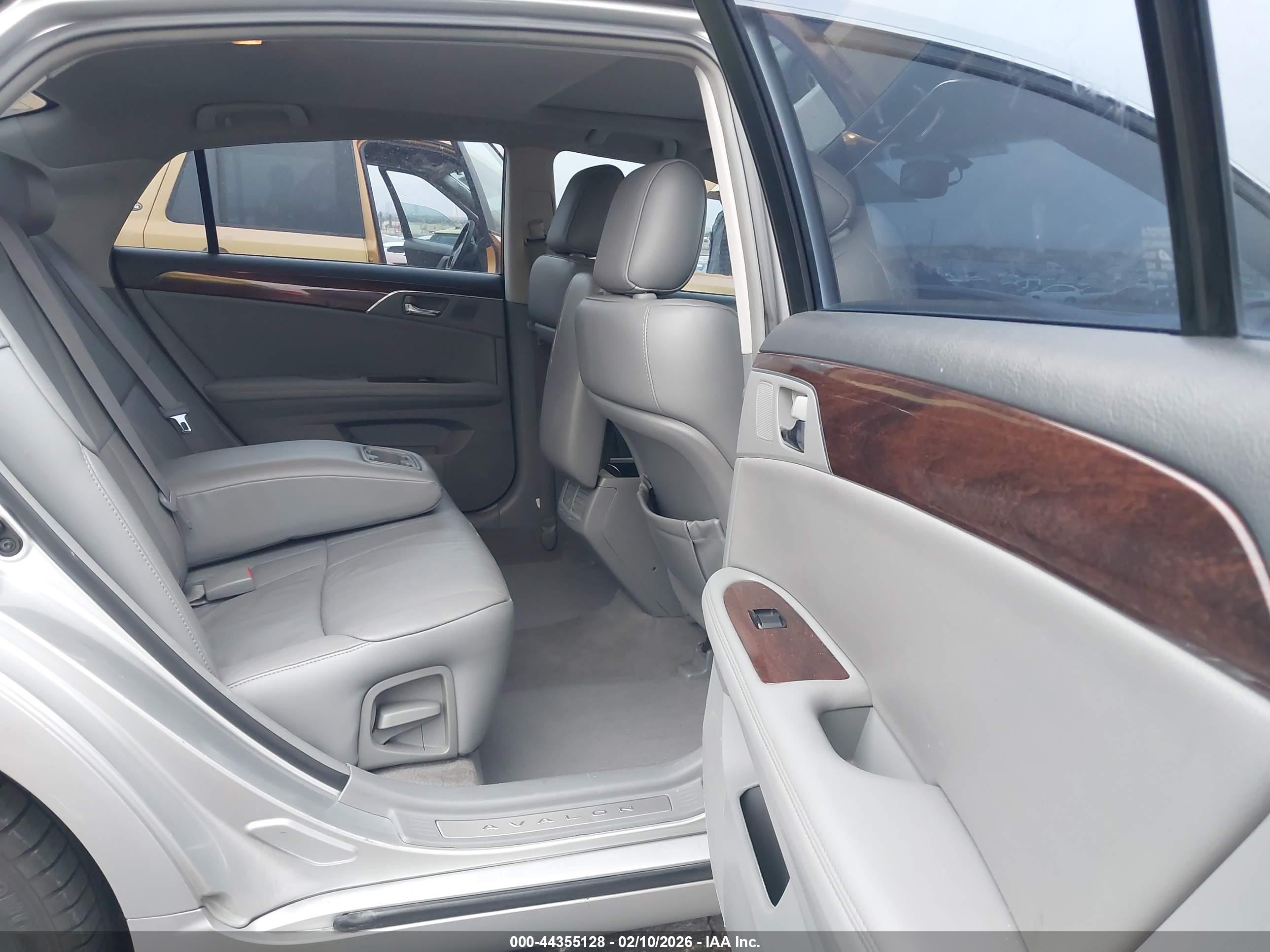 TOYOTA AVALON image 8