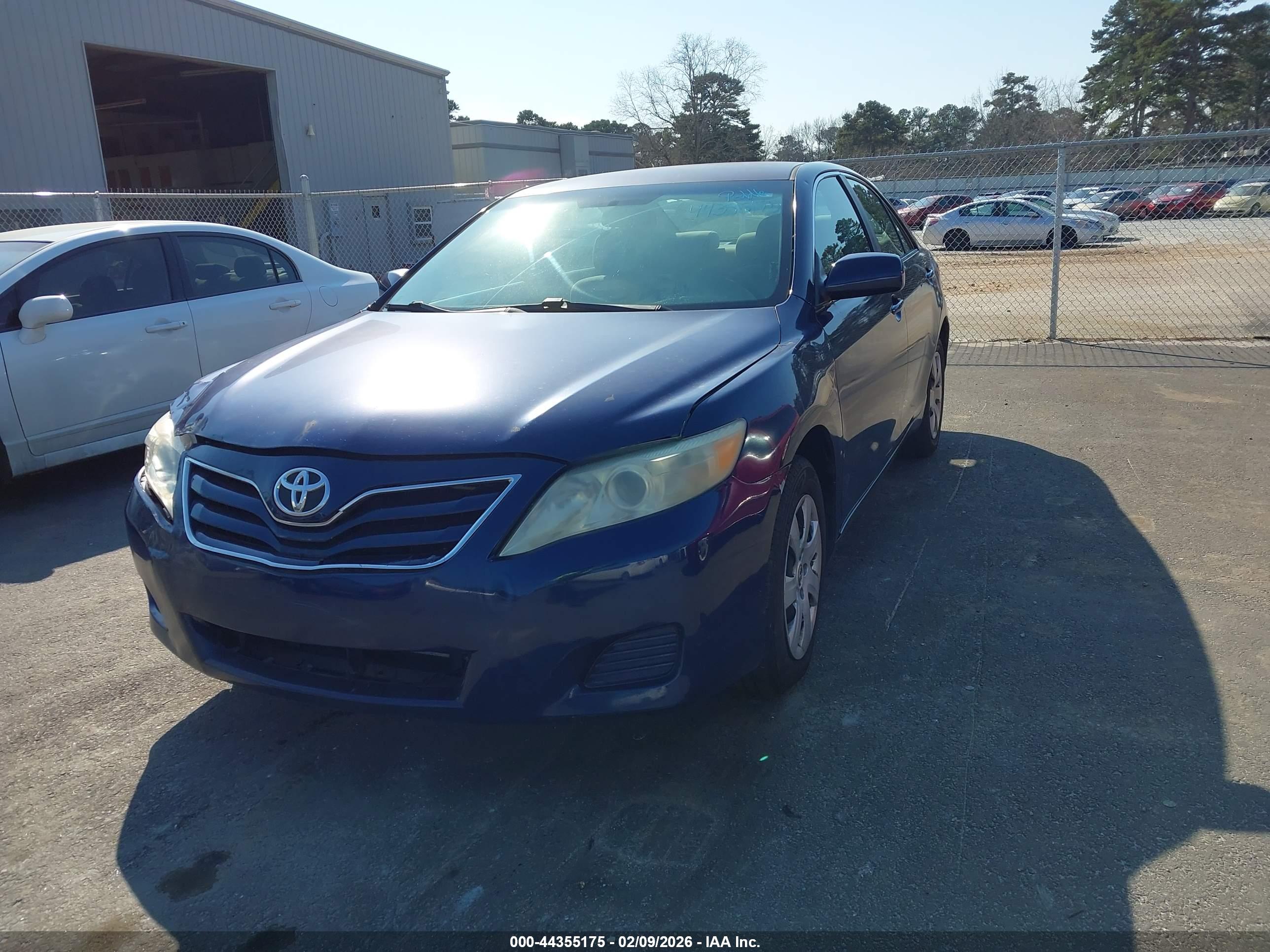 TOYOTA CAMRY image 2