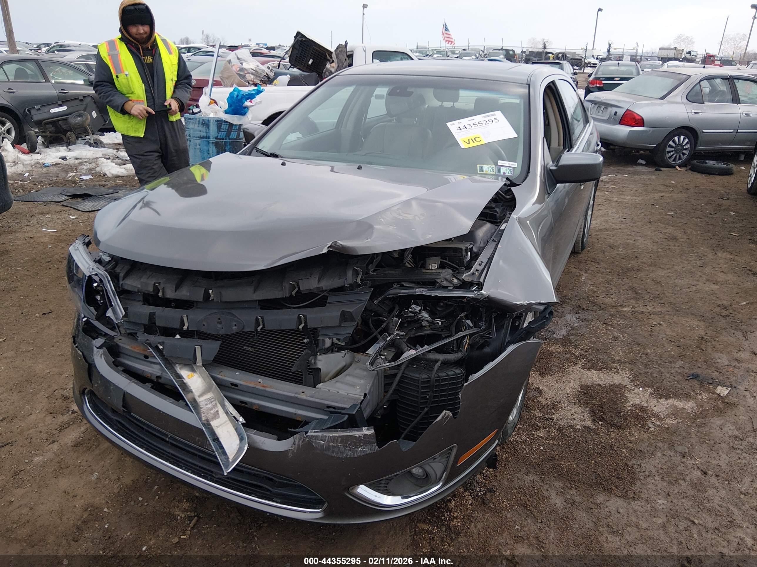 FORD FUSION image 6