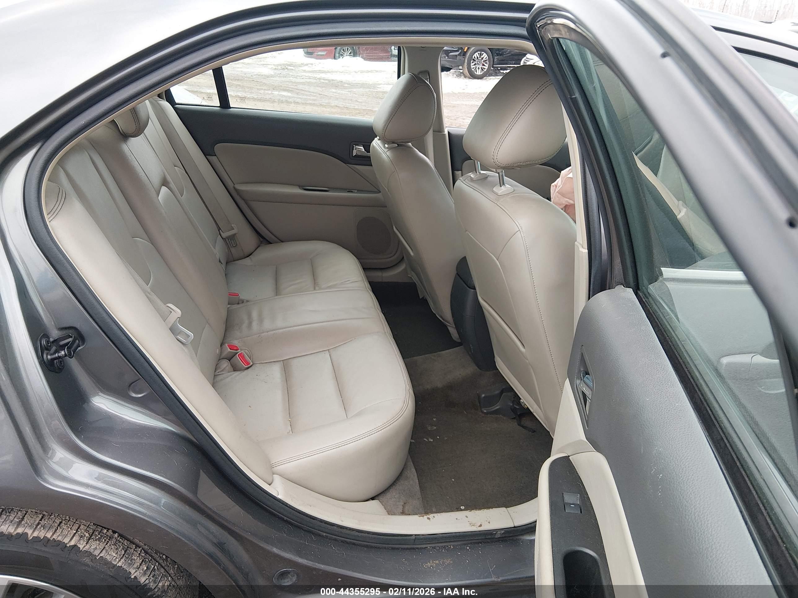 FORD FUSION image 8