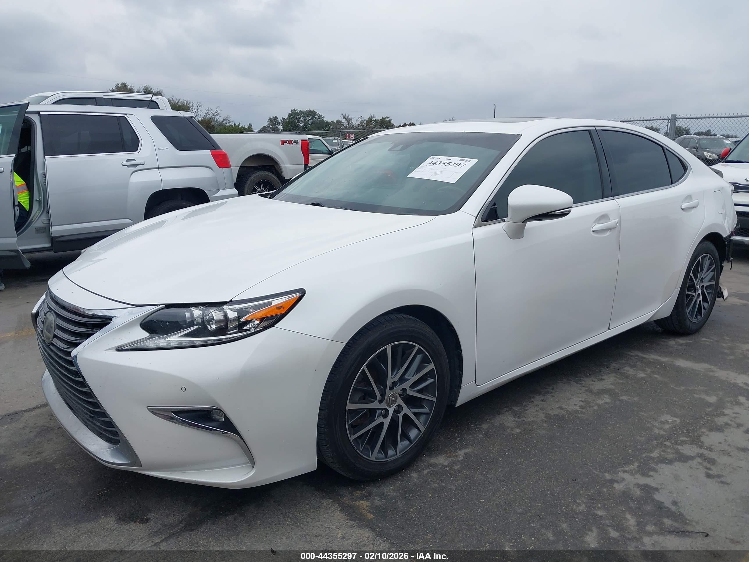 LEXUS ES image 2