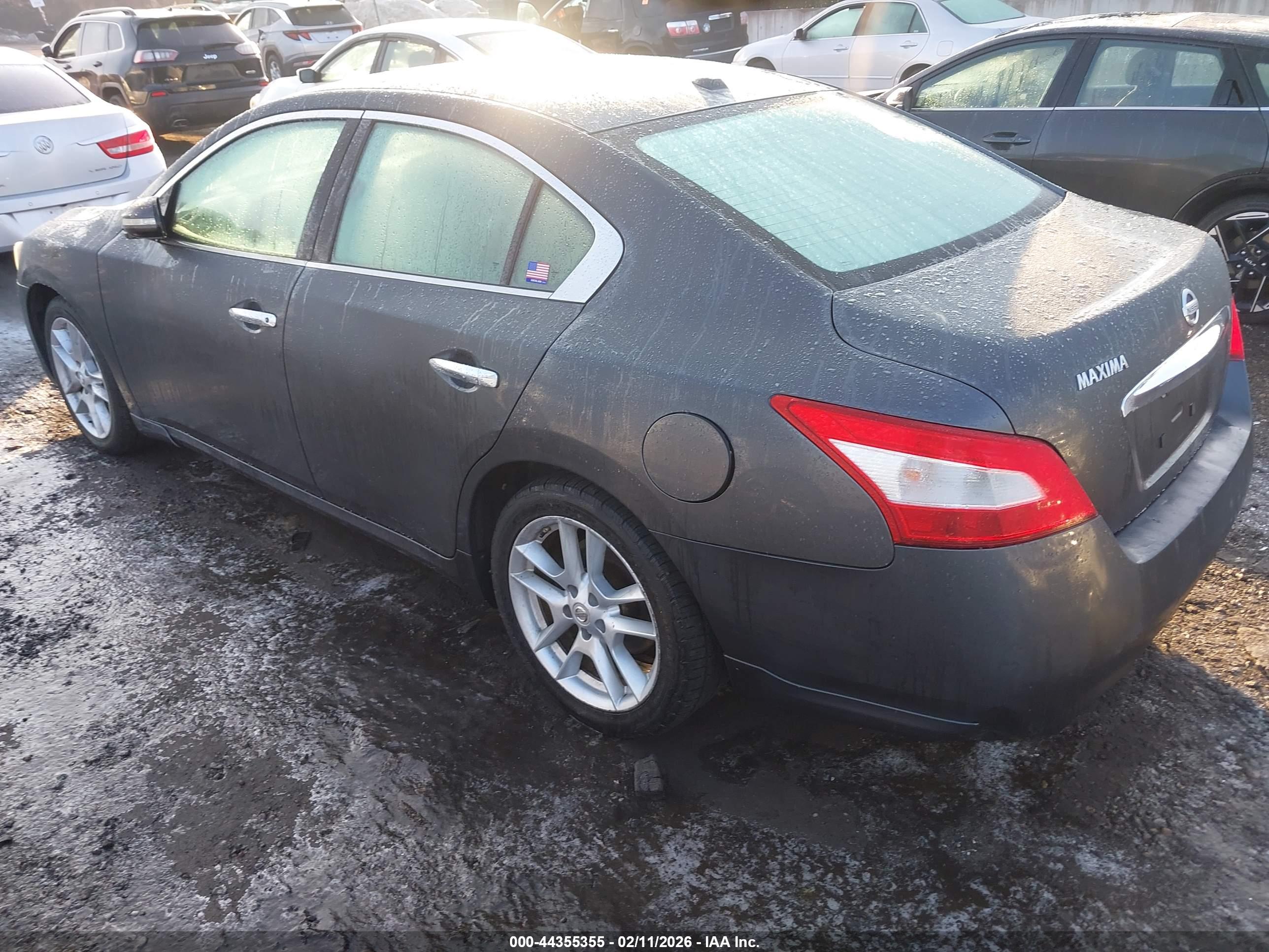 NISSAN MAXIMA image 3