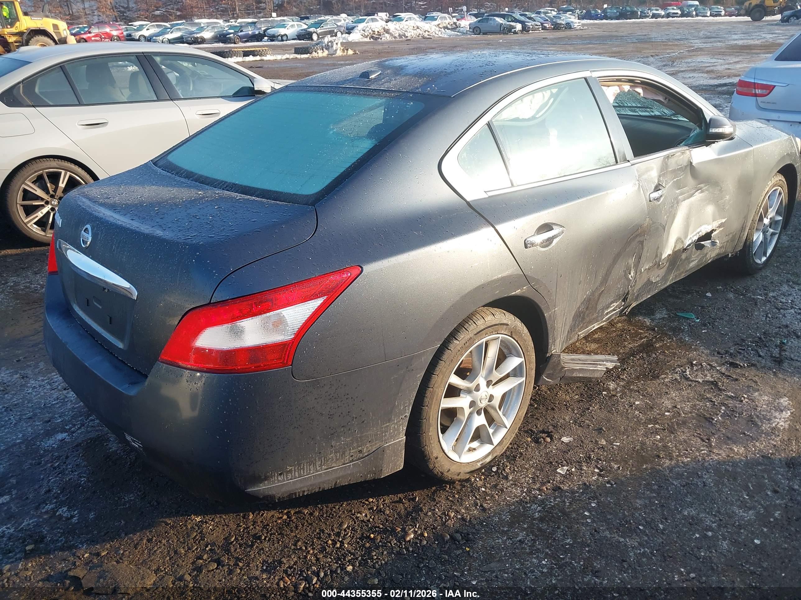 NISSAN MAXIMA image 4