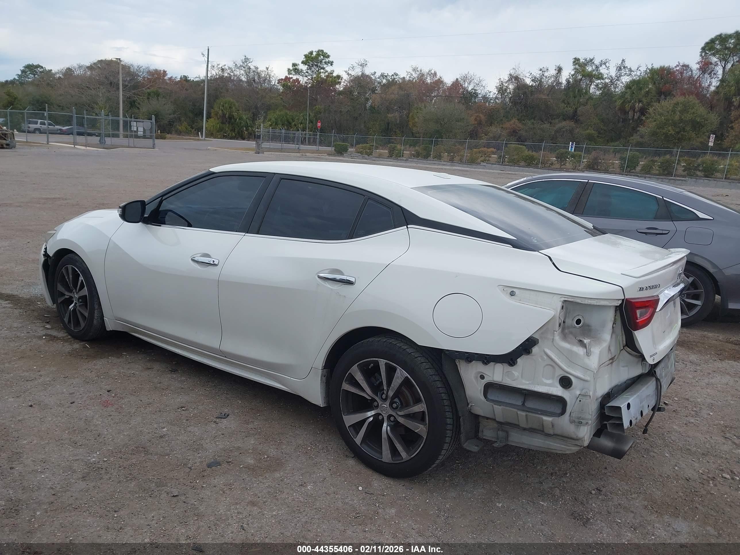 NISSAN MAXIMA image 3