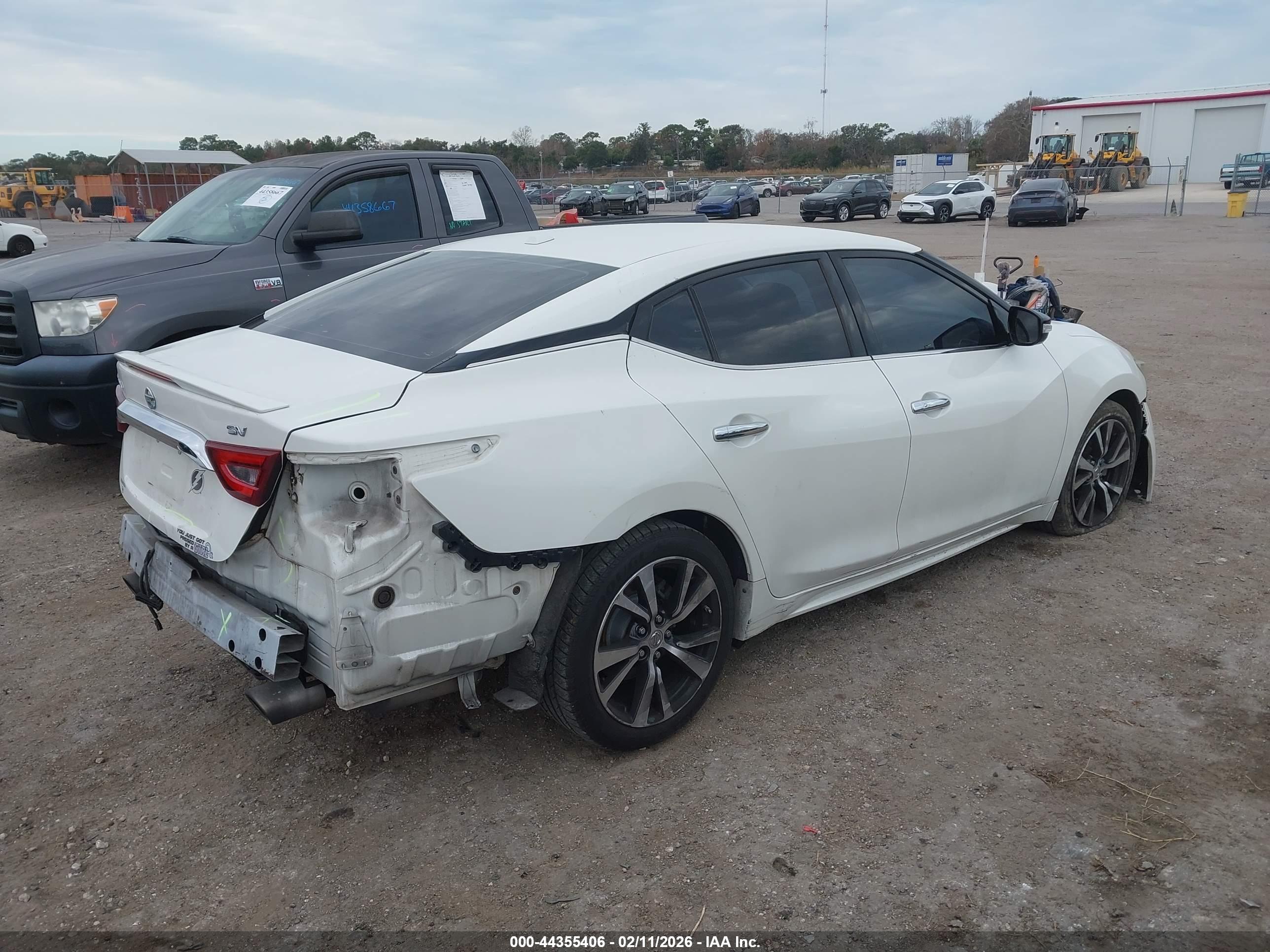 NISSAN MAXIMA image 4