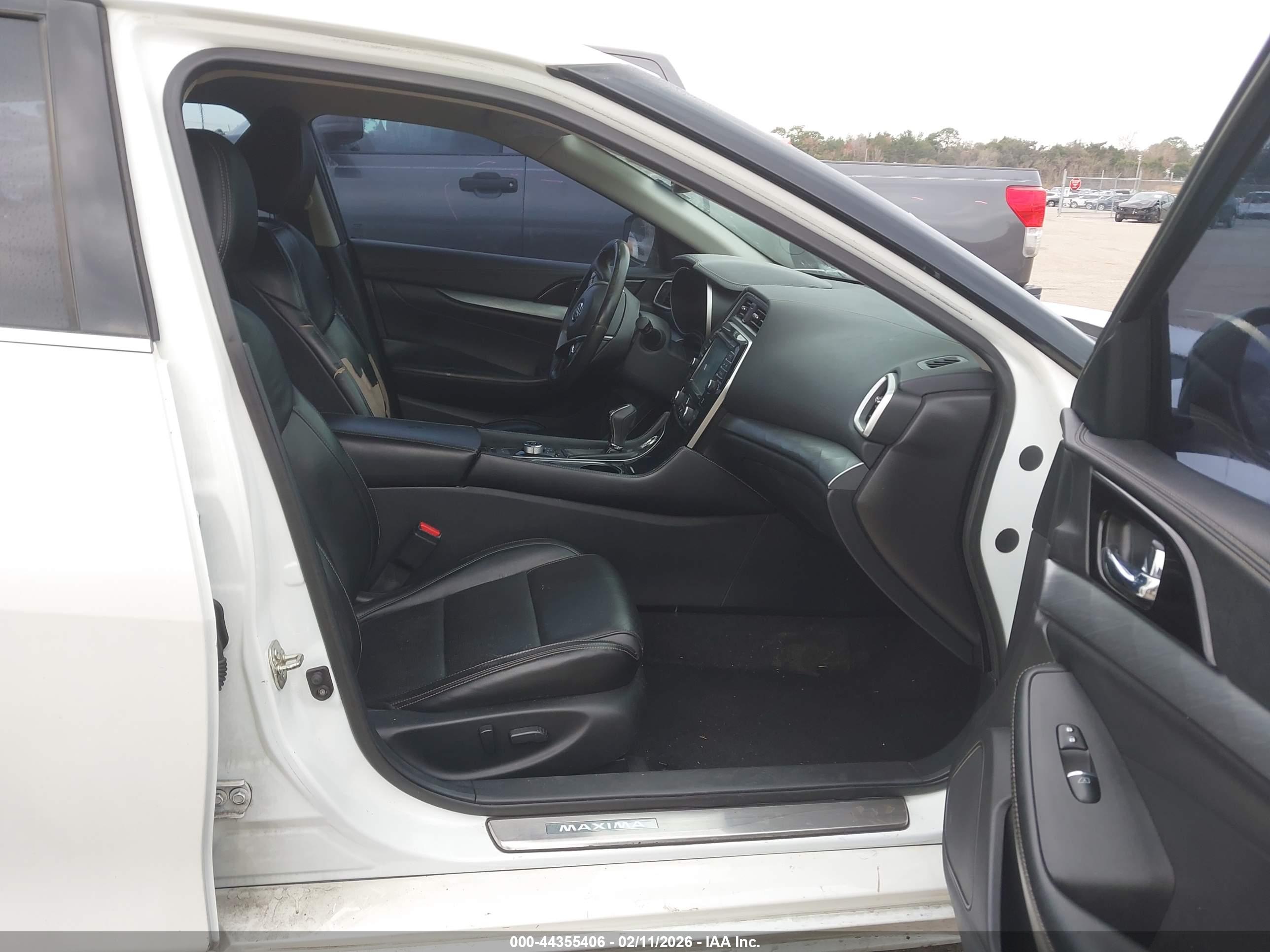 NISSAN MAXIMA image 5