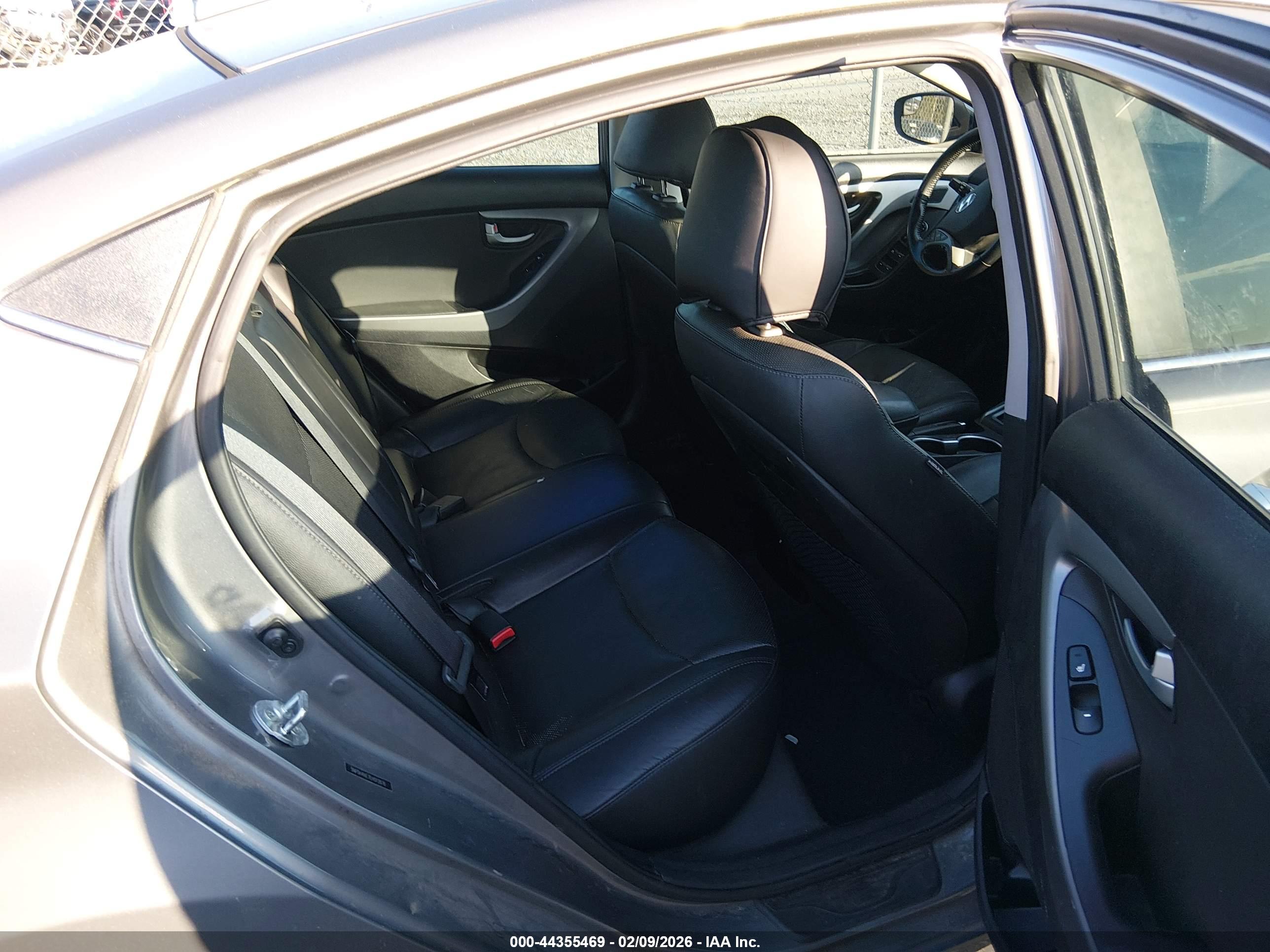 HYUNDAI ELANTRA image 8