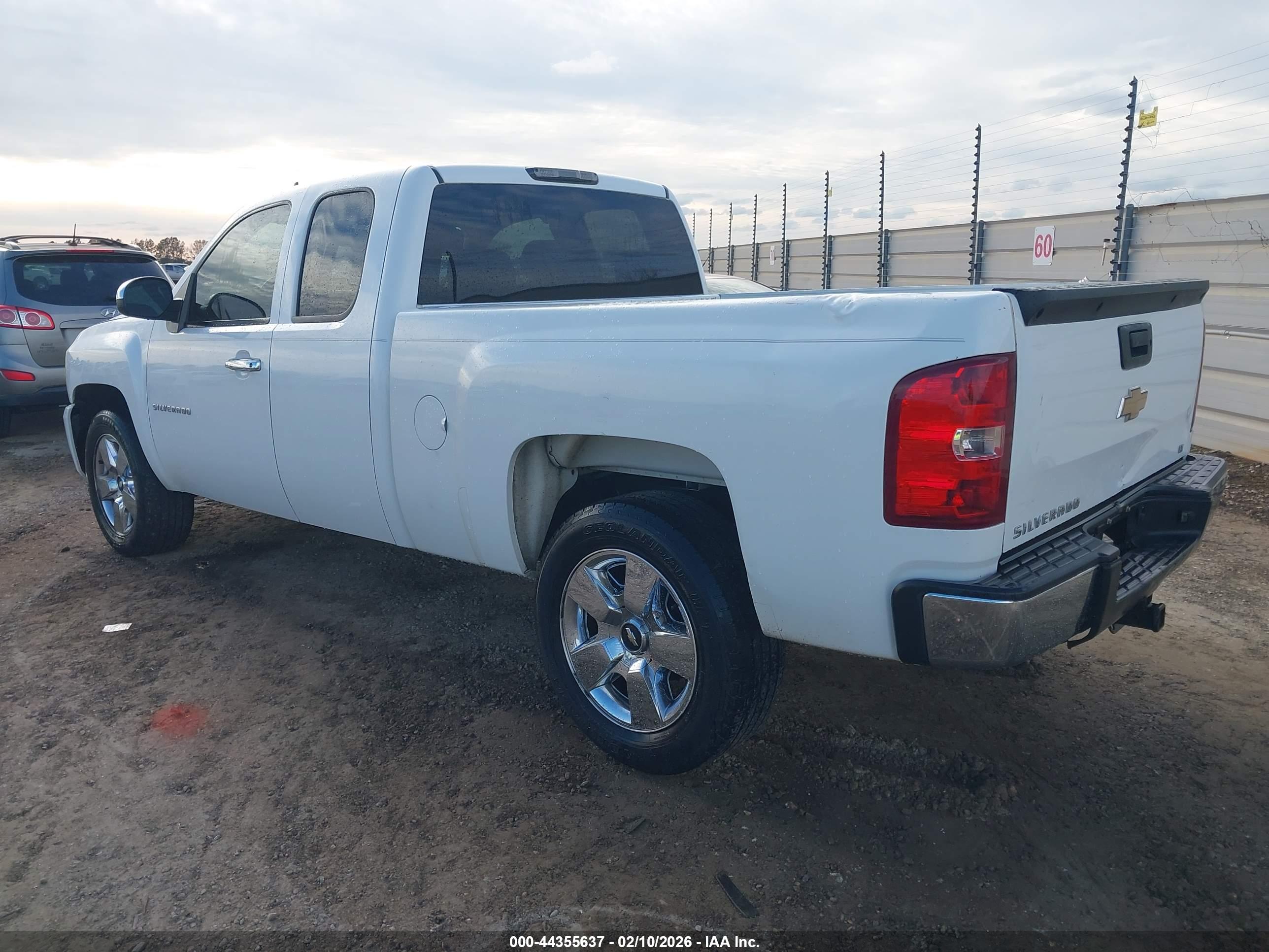 CHEVROLET SILVERADO image 3