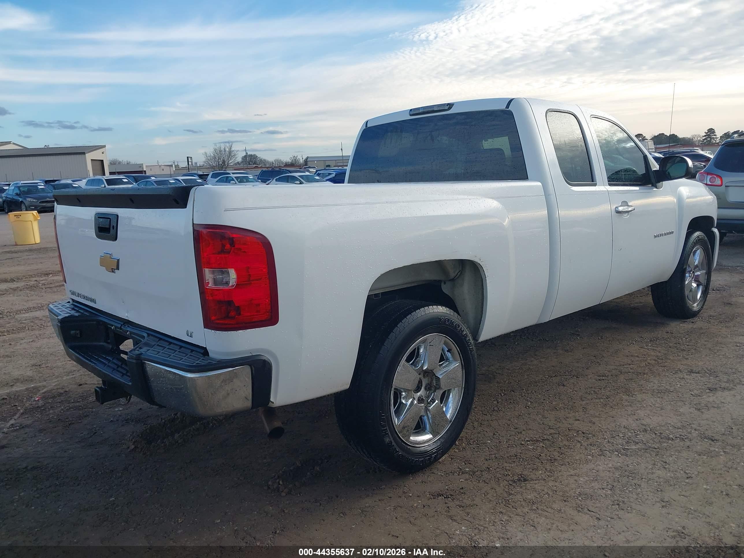 CHEVROLET SILVERADO image 4