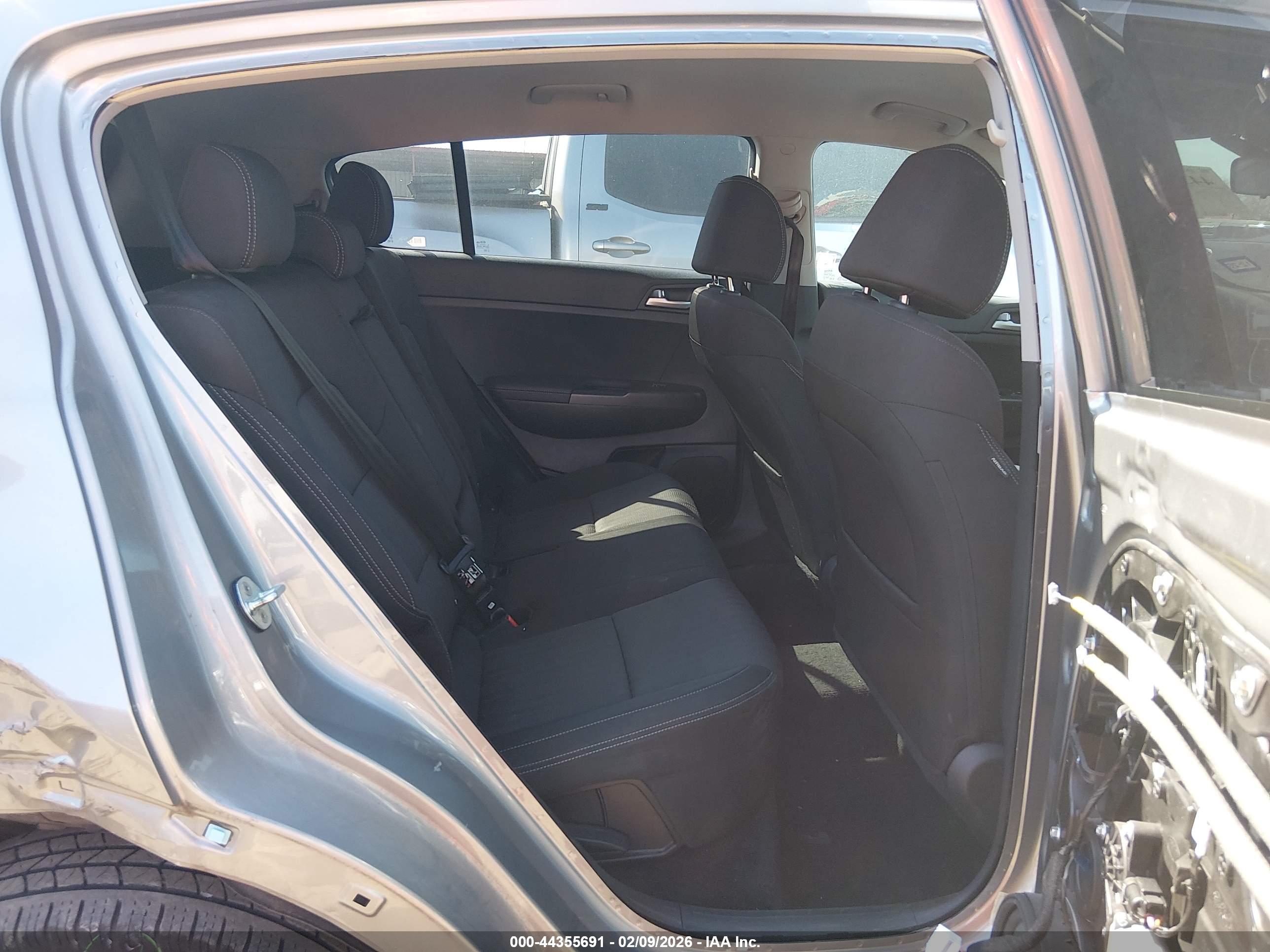 KIA SPORTAGE image 8