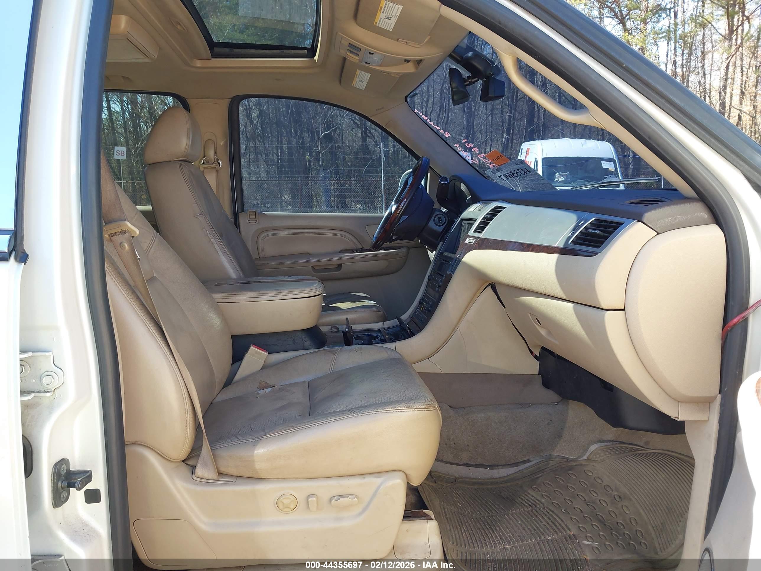 CADILLAC ESCALADE image 5