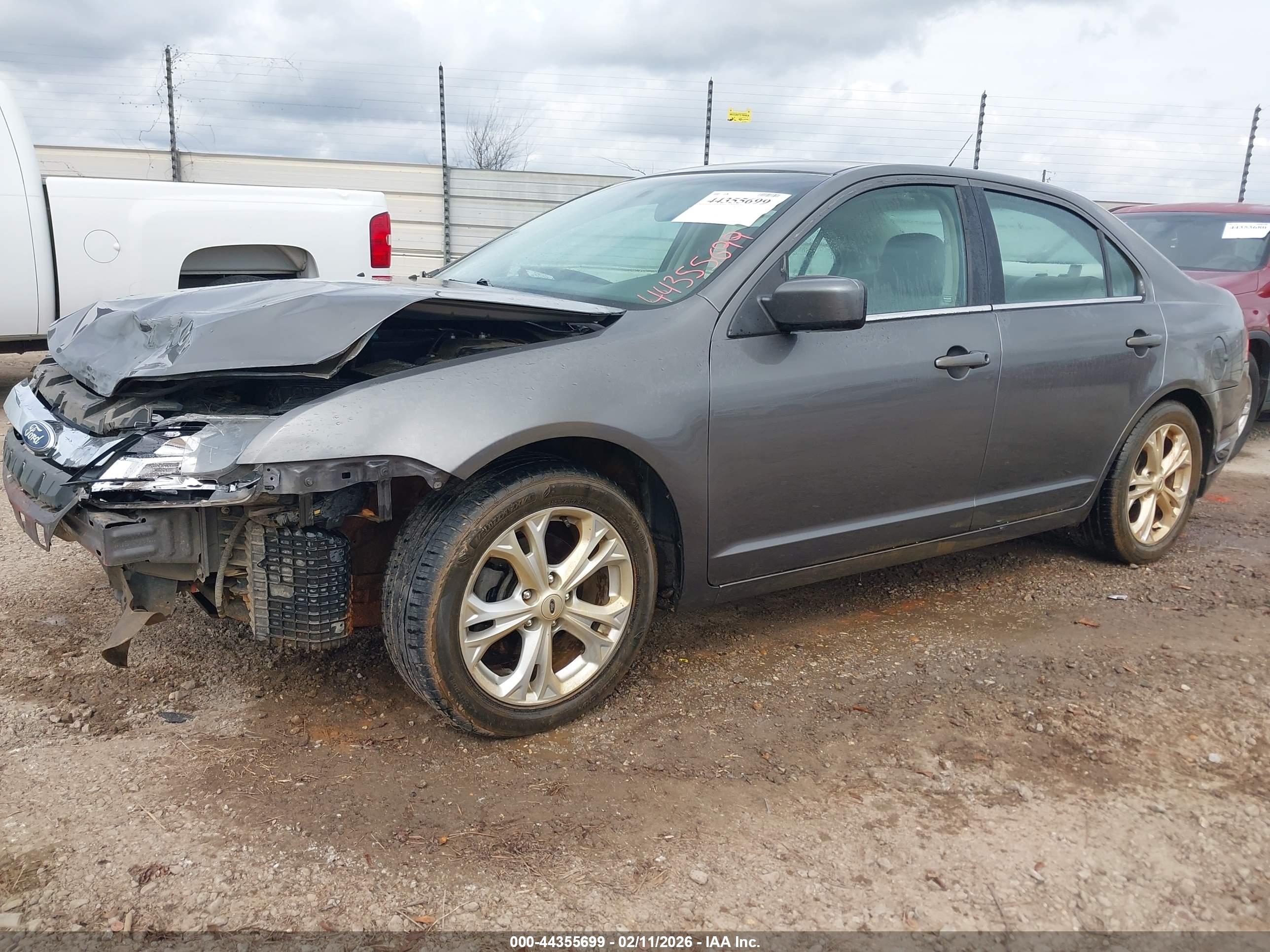 FORD FUSION image 2