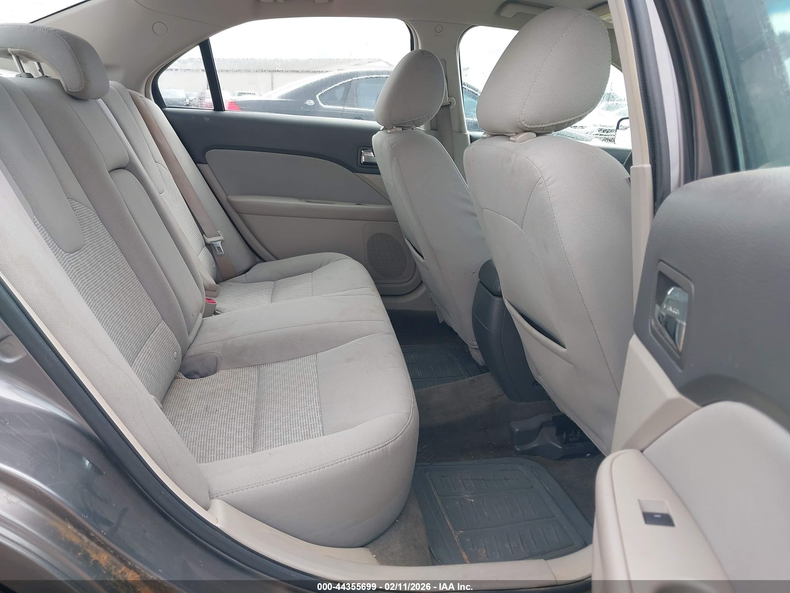 FORD FUSION image 8
