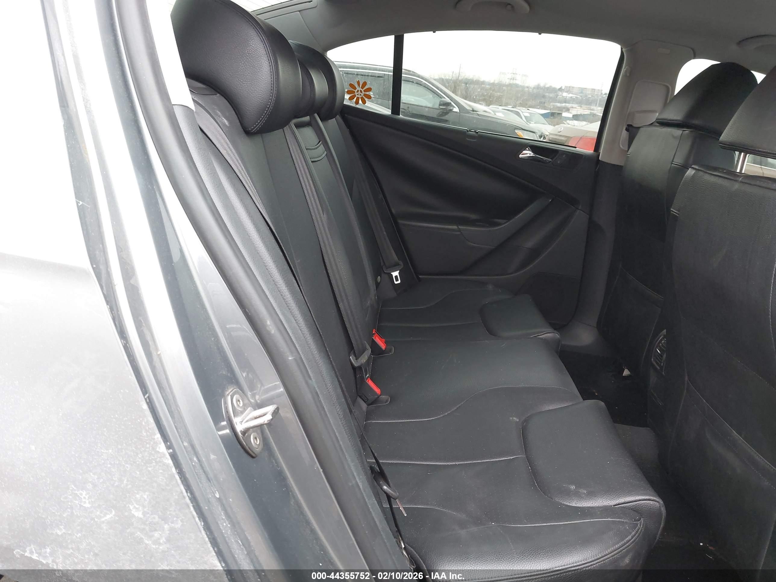 VOLKSWAGEN PASSAT image 8
