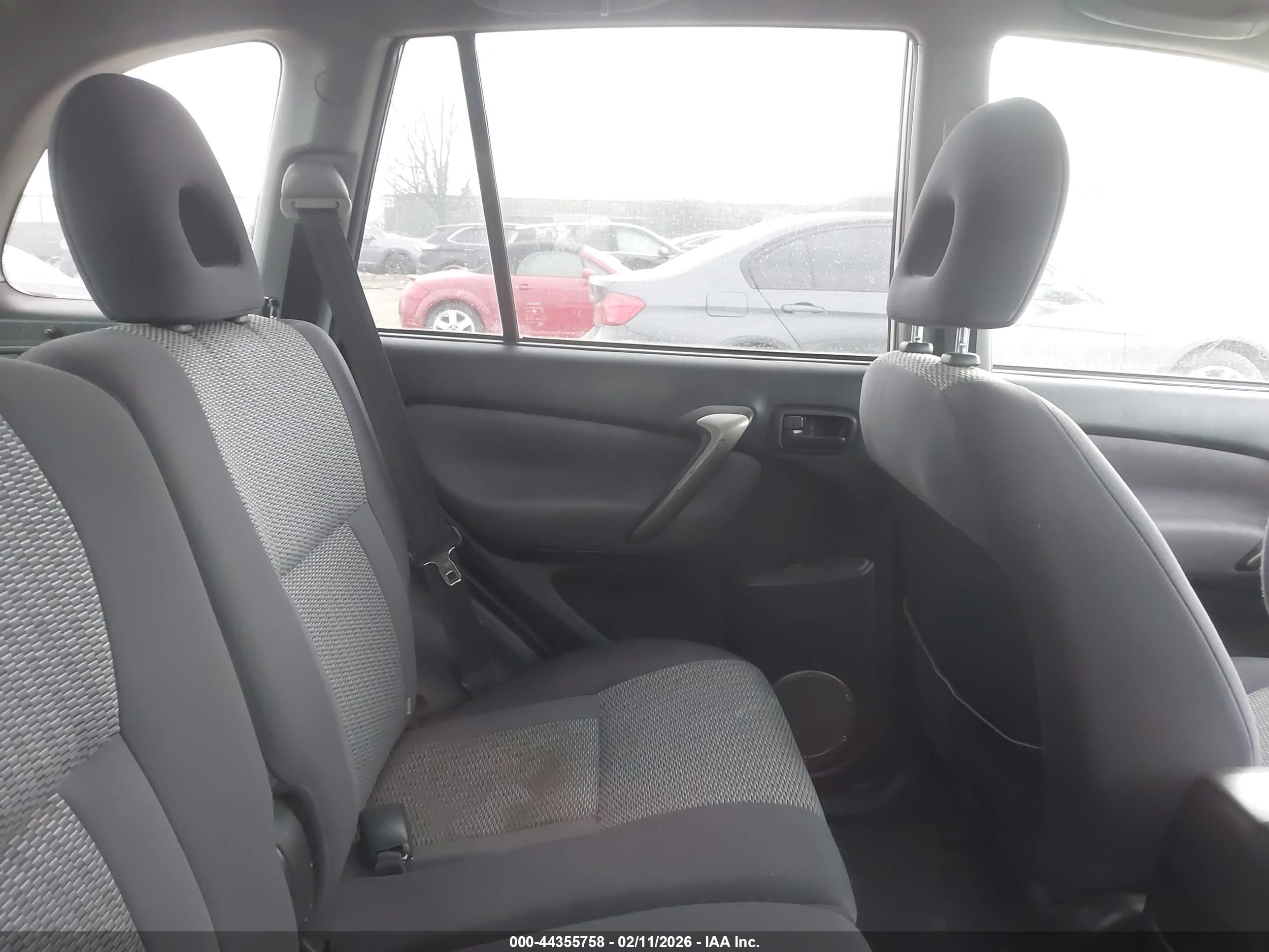 TOYOTA RAV4 image 8