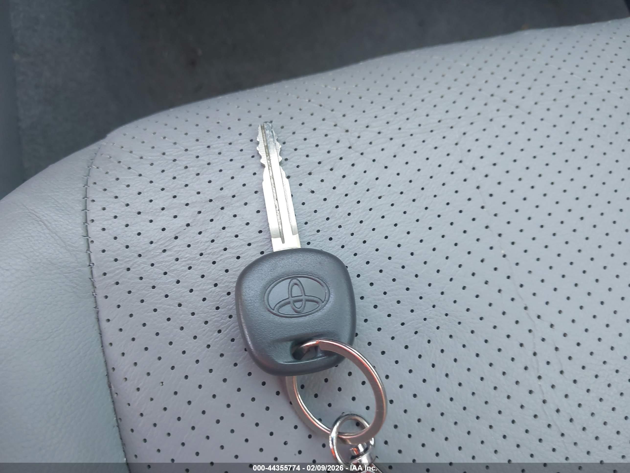 TOYOTA RAV4 image 11