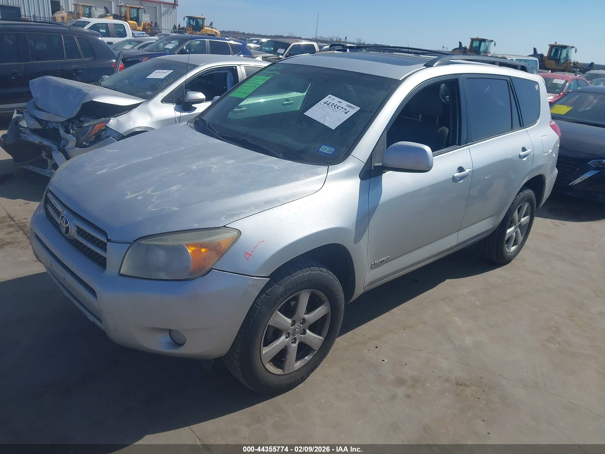 TOYOTA RAV4 image 2