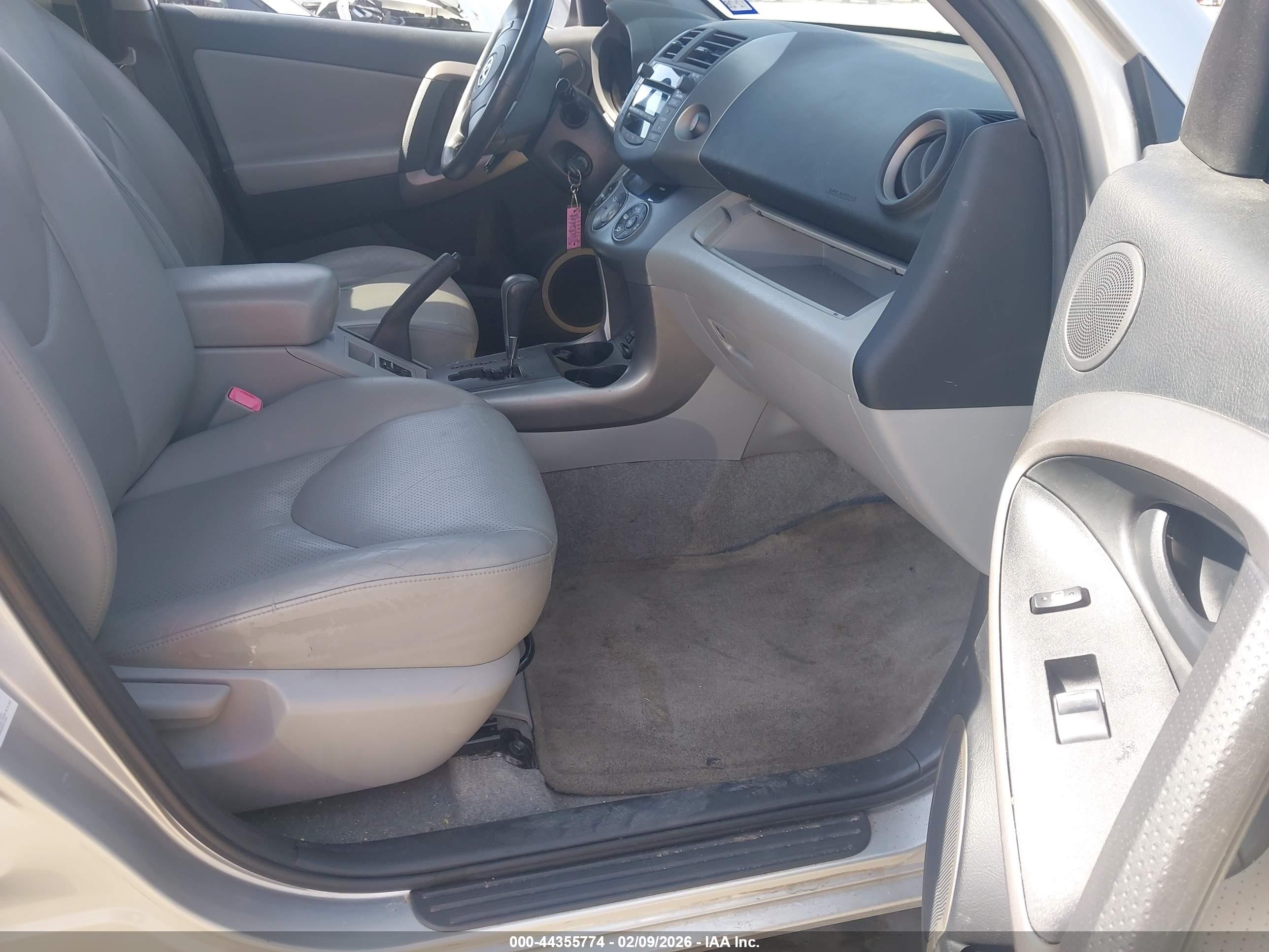 TOYOTA RAV4 image 5