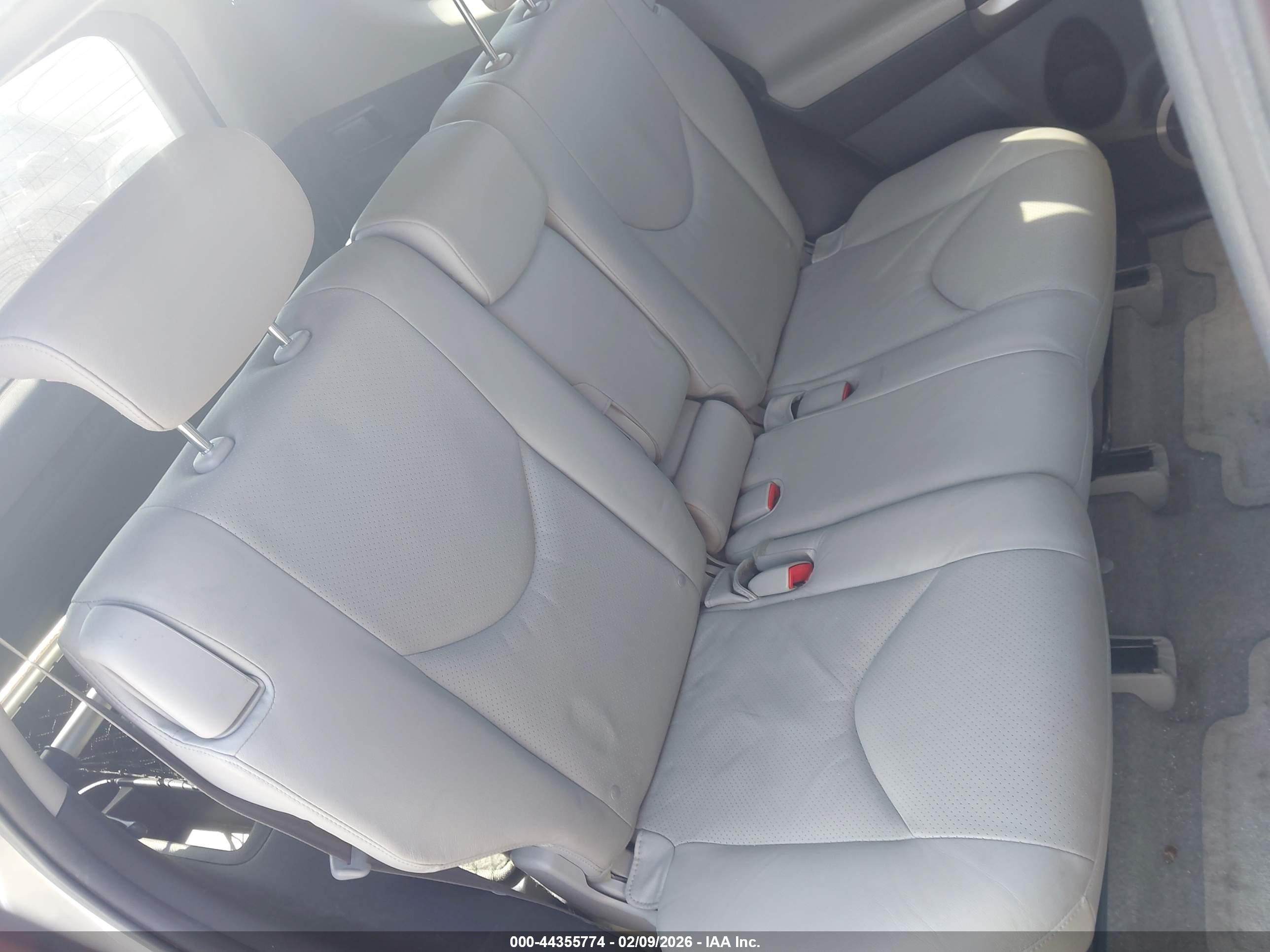 TOYOTA RAV4 image 8
