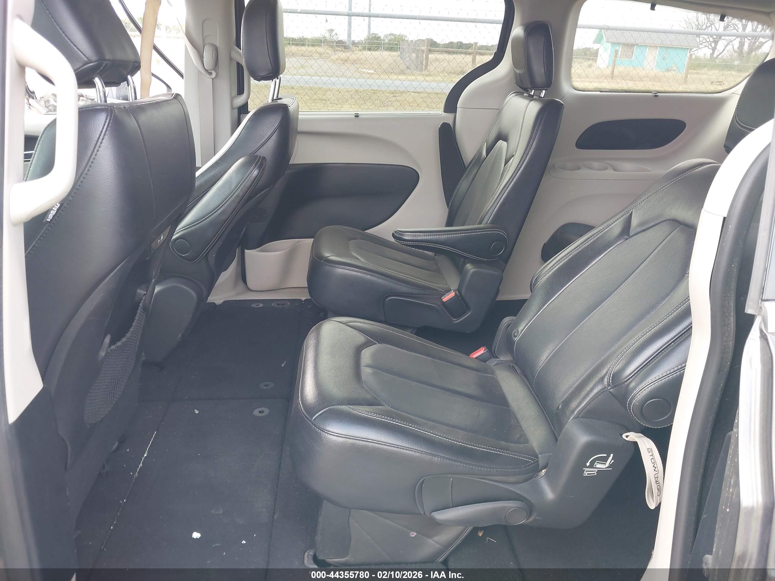 CHRYSLER PACIFICA image 8
