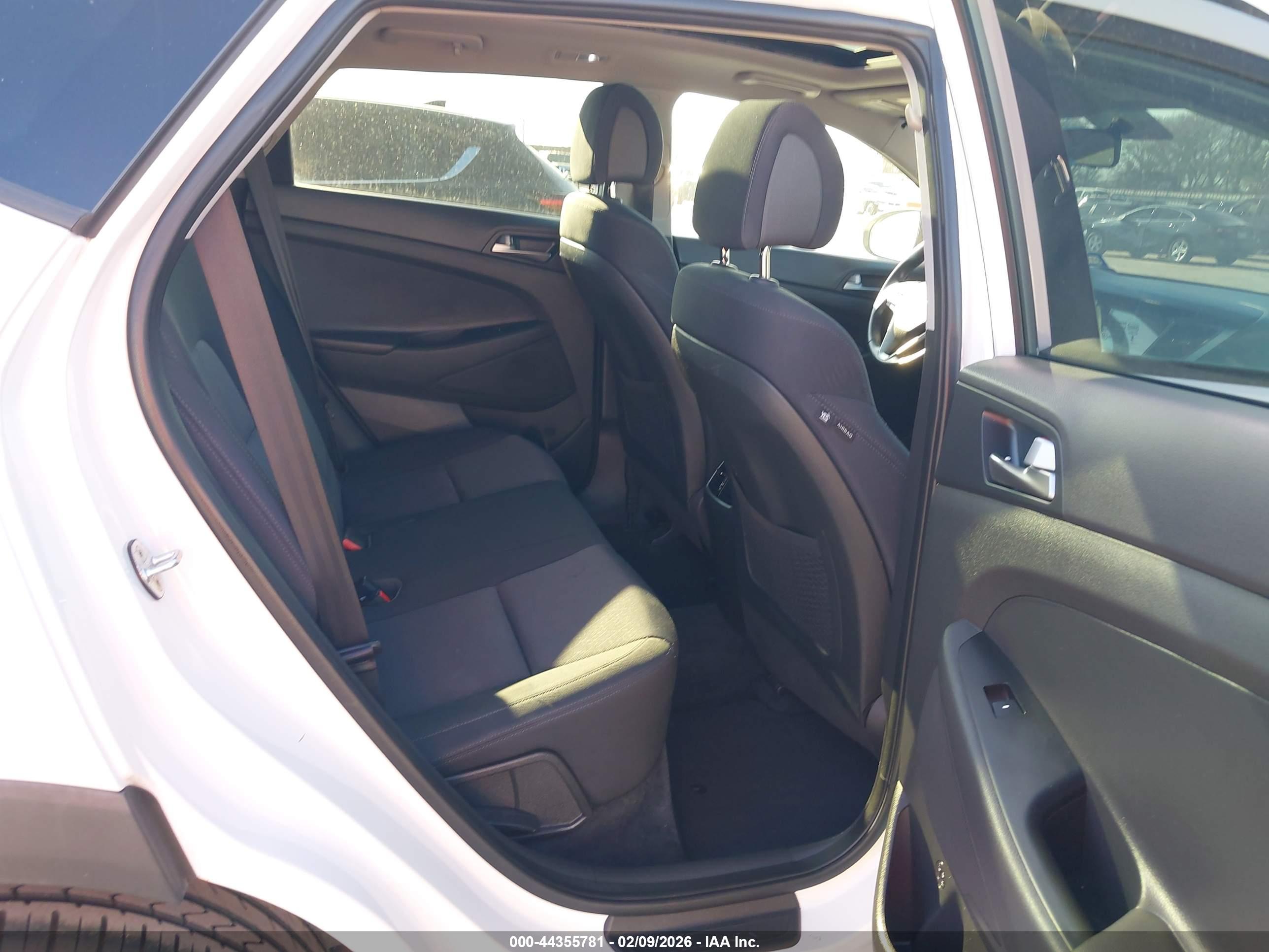 HYUNDAI TUCSON image 8