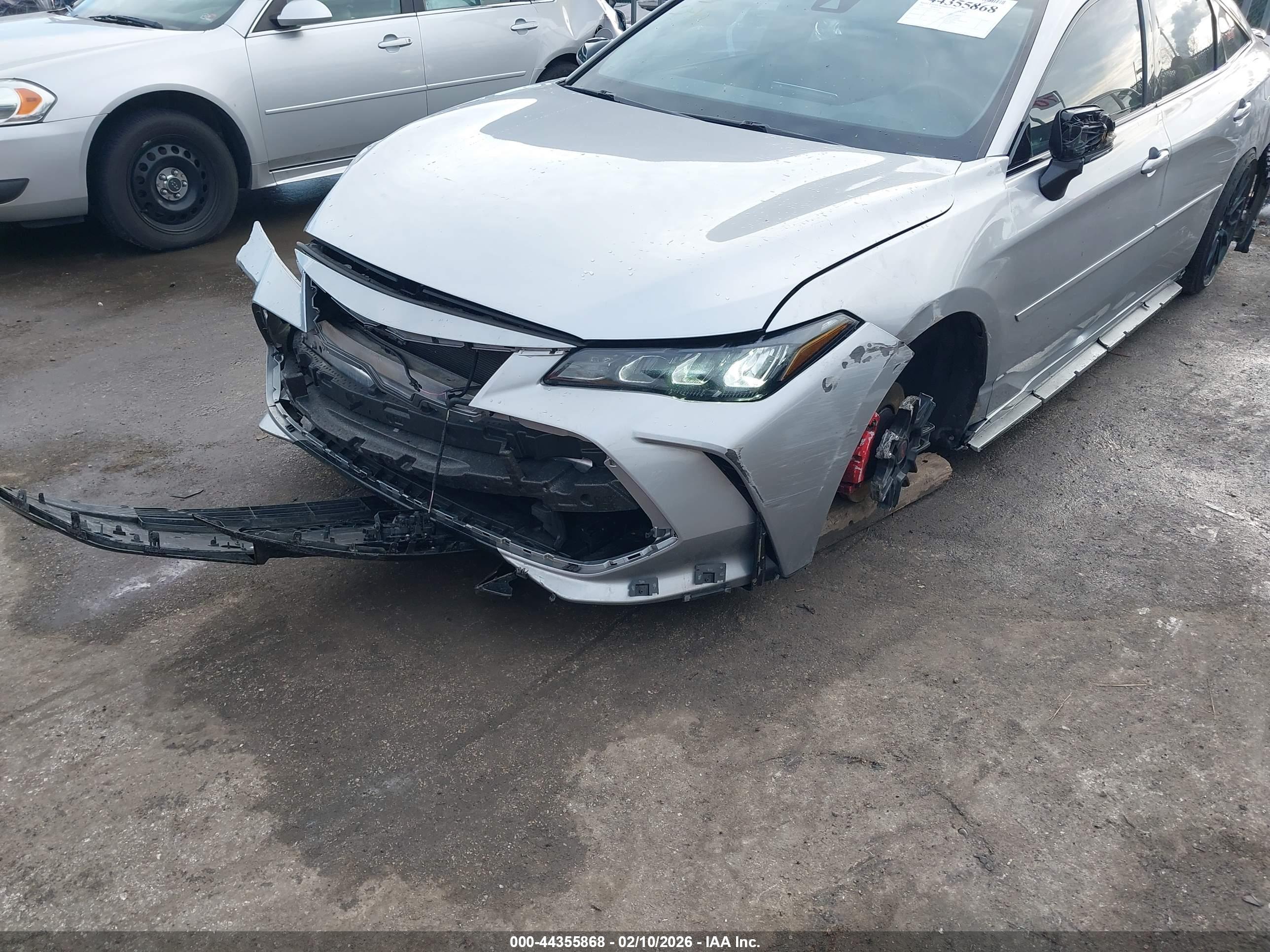 TOYOTA AVALON image 6