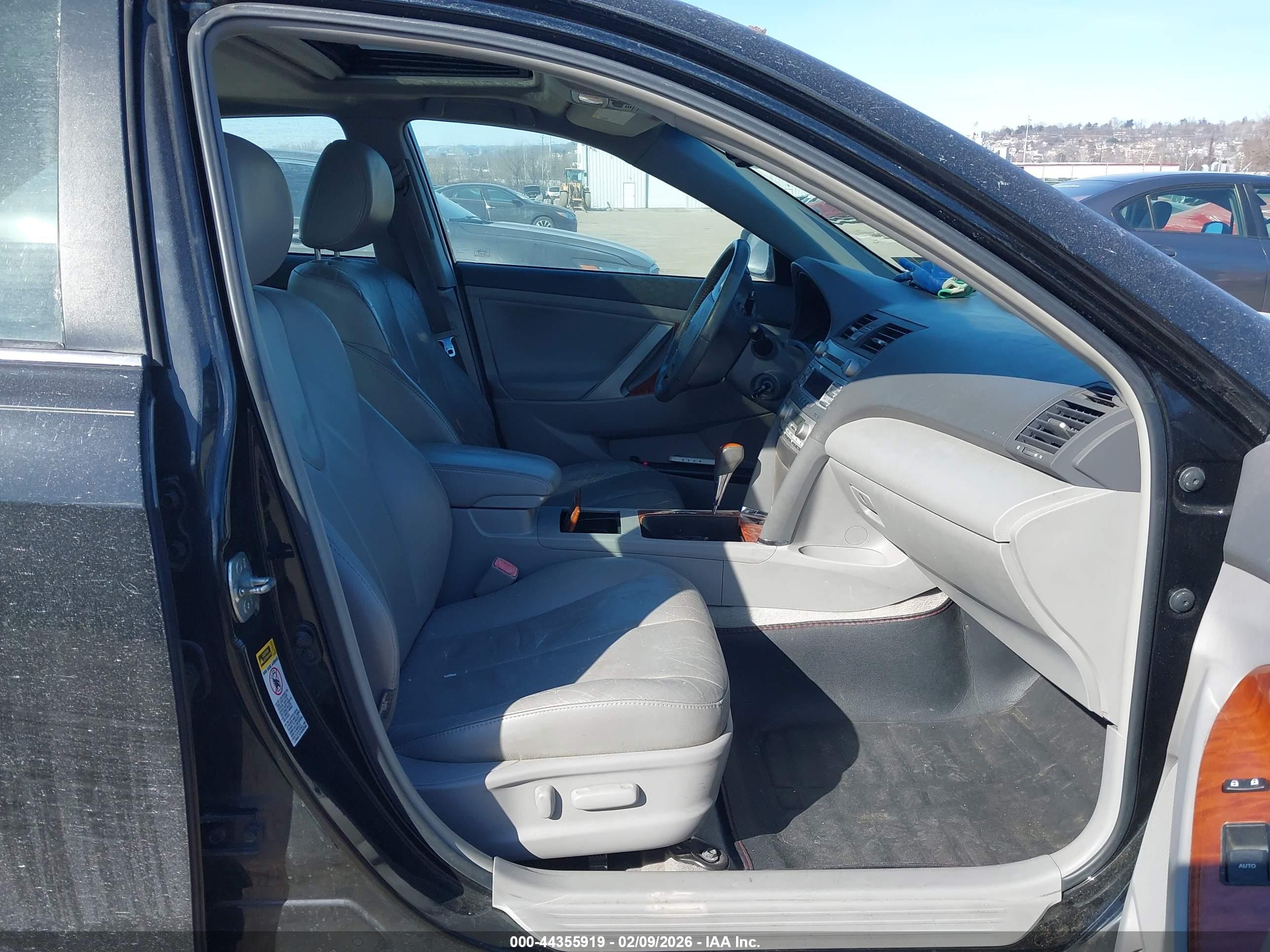 TOYOTA CAMRY image 5