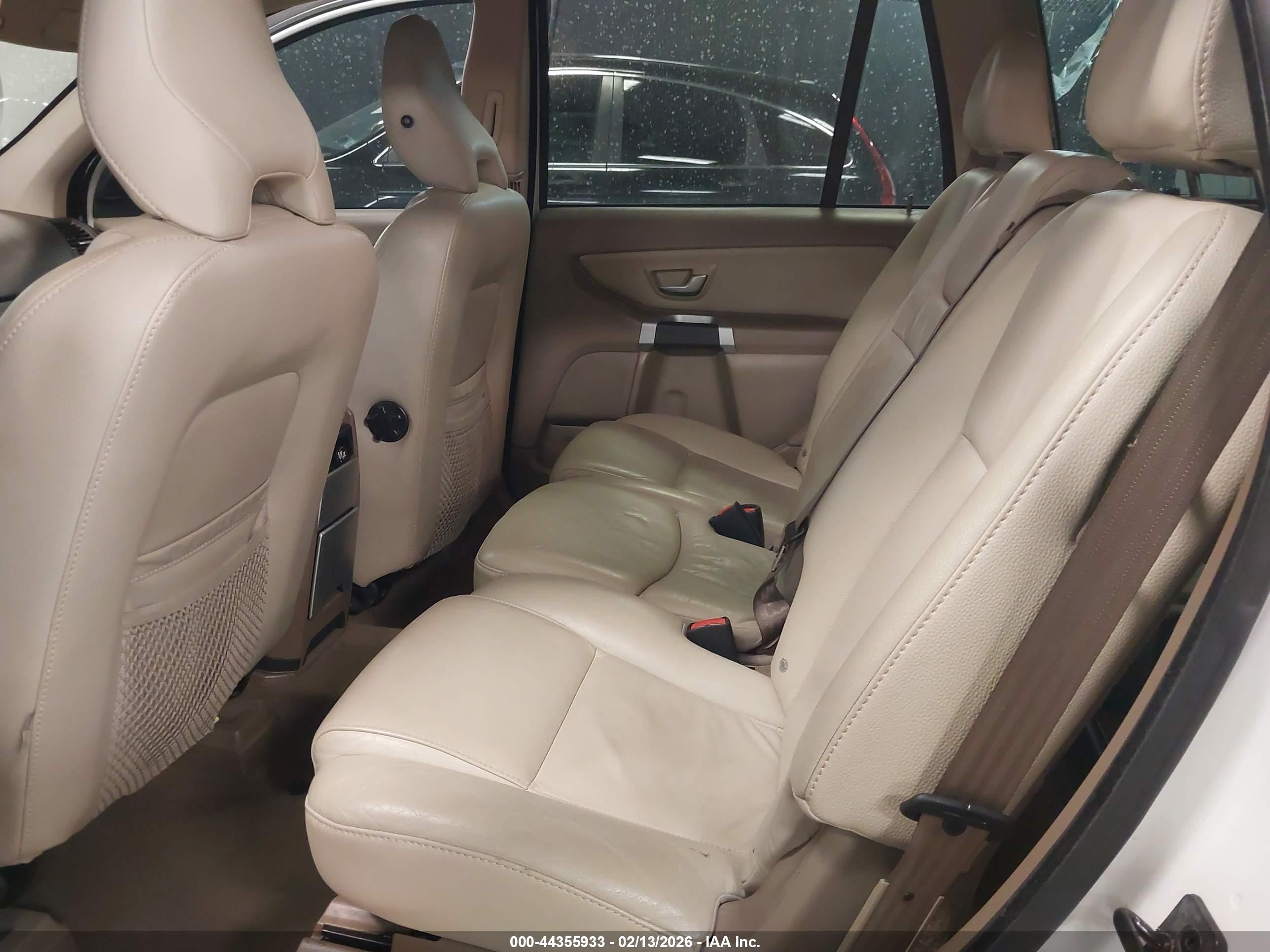 VOLVO XC90 image 8