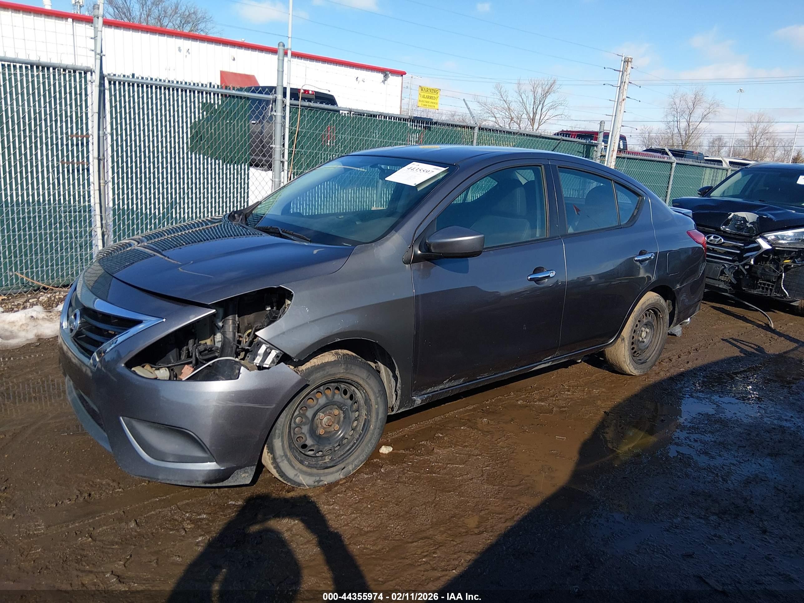 NISSAN VERSA image 2
