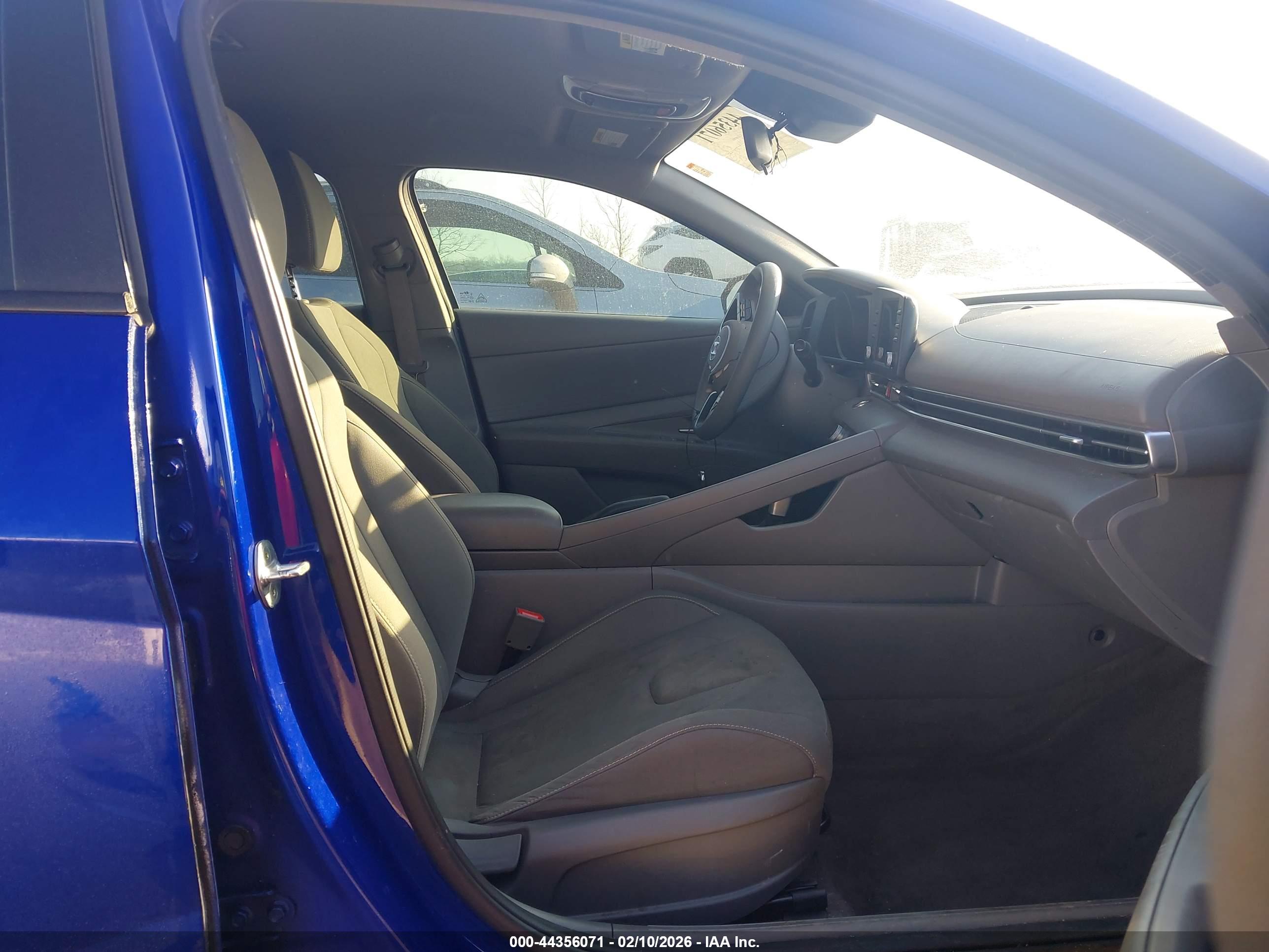 HYUNDAI ELANTRA image 5