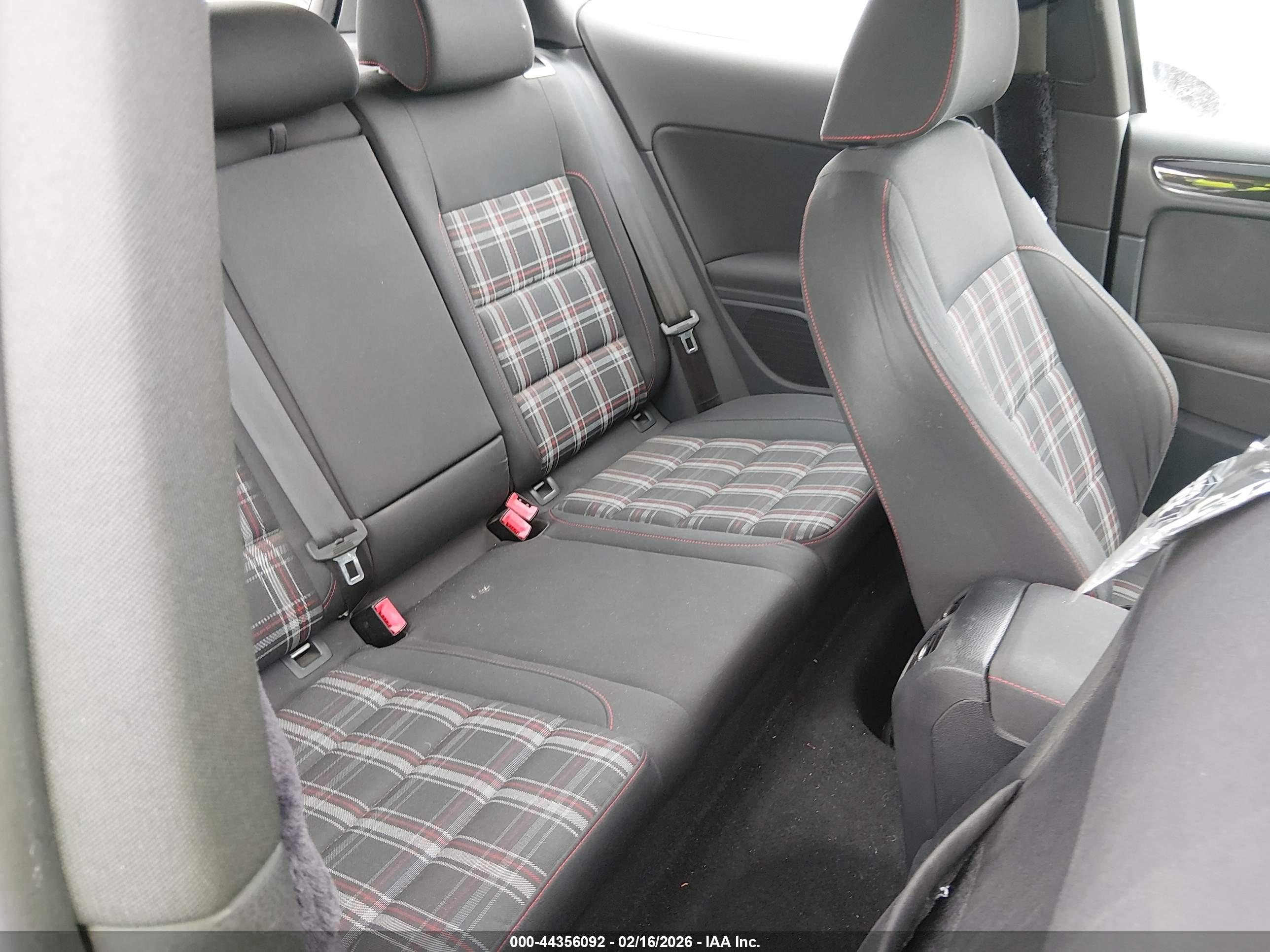 VOLKSWAGEN GTI image 8