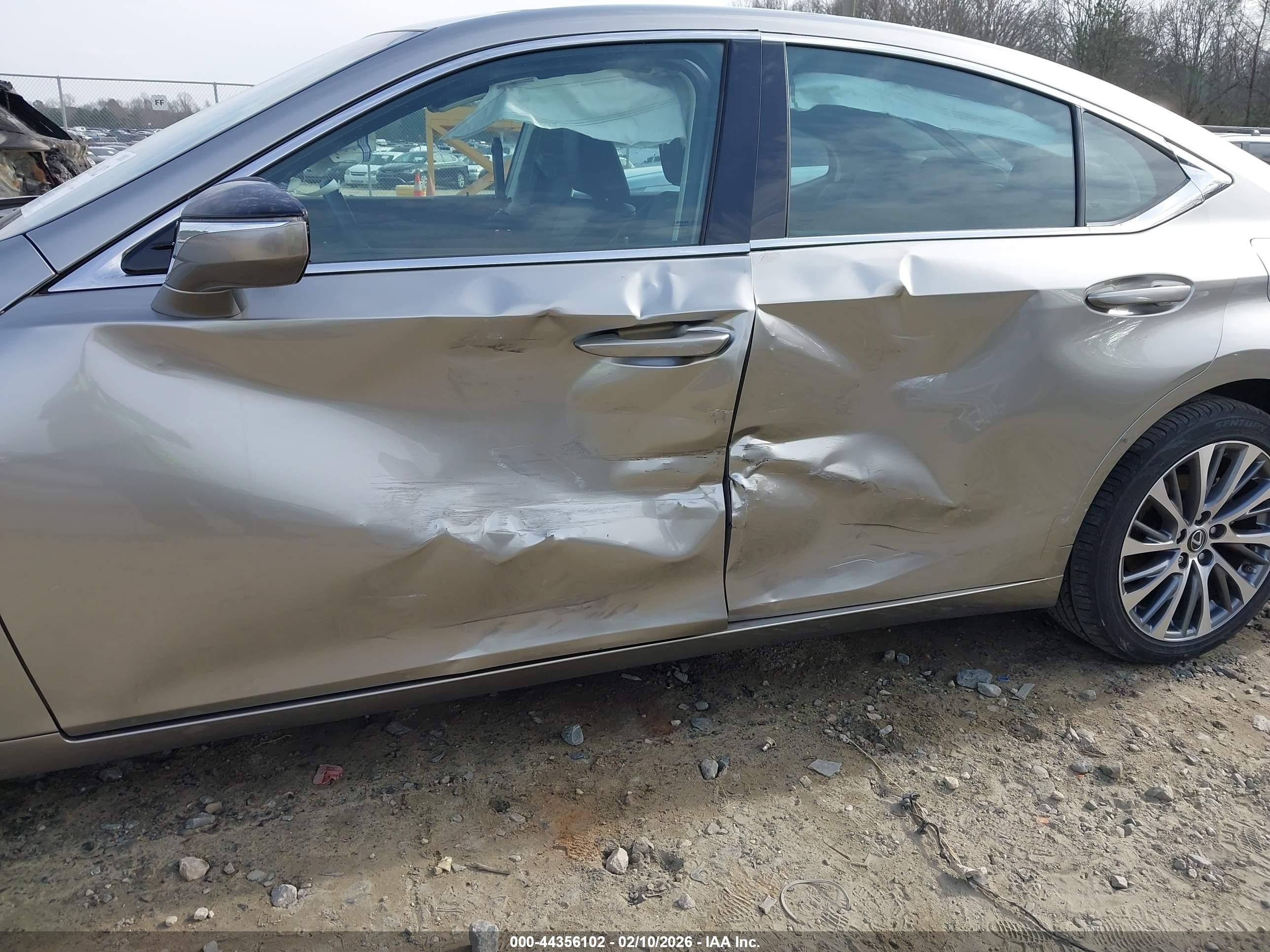 LEXUS ES image 6