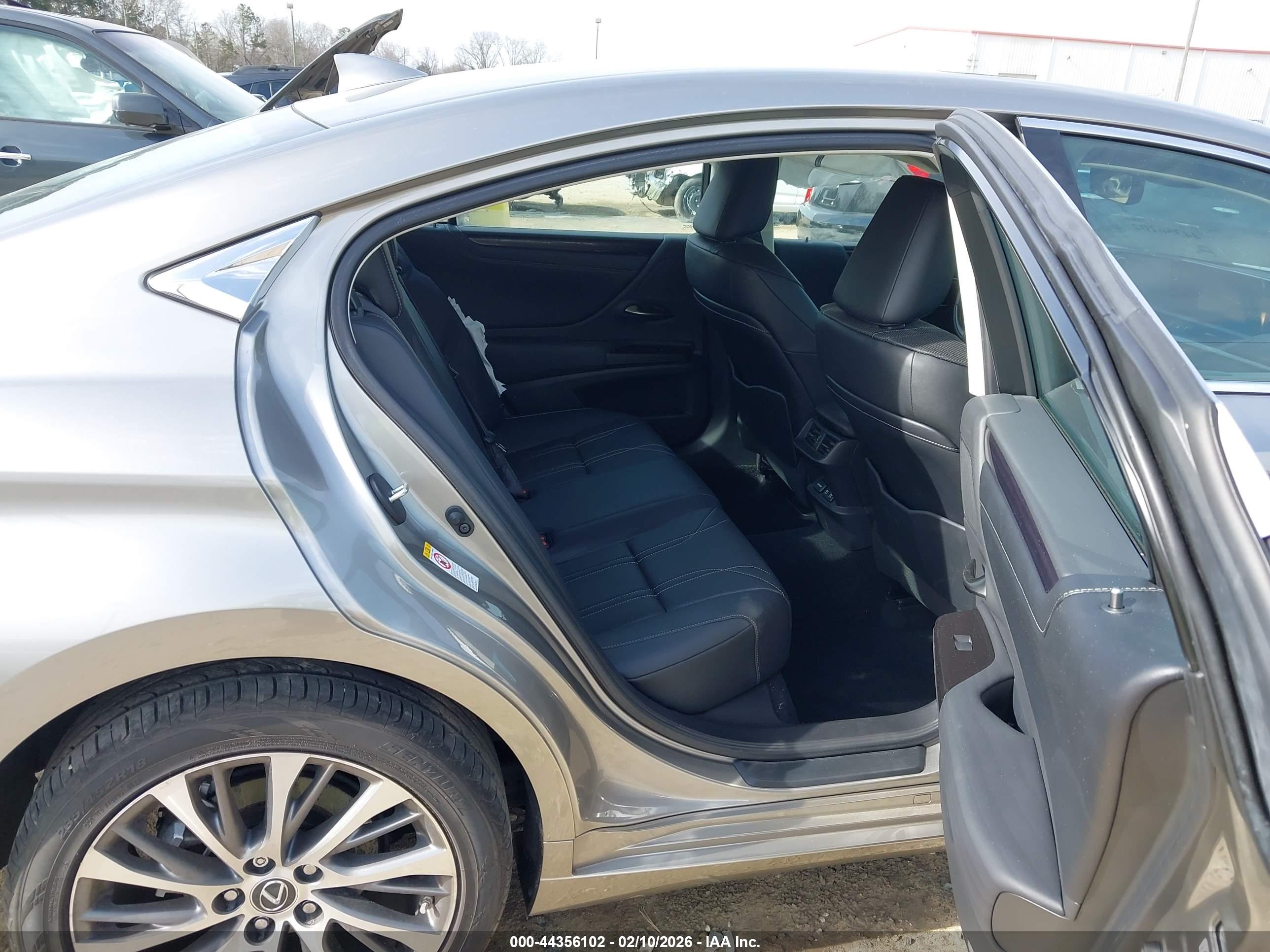 LEXUS ES image 8