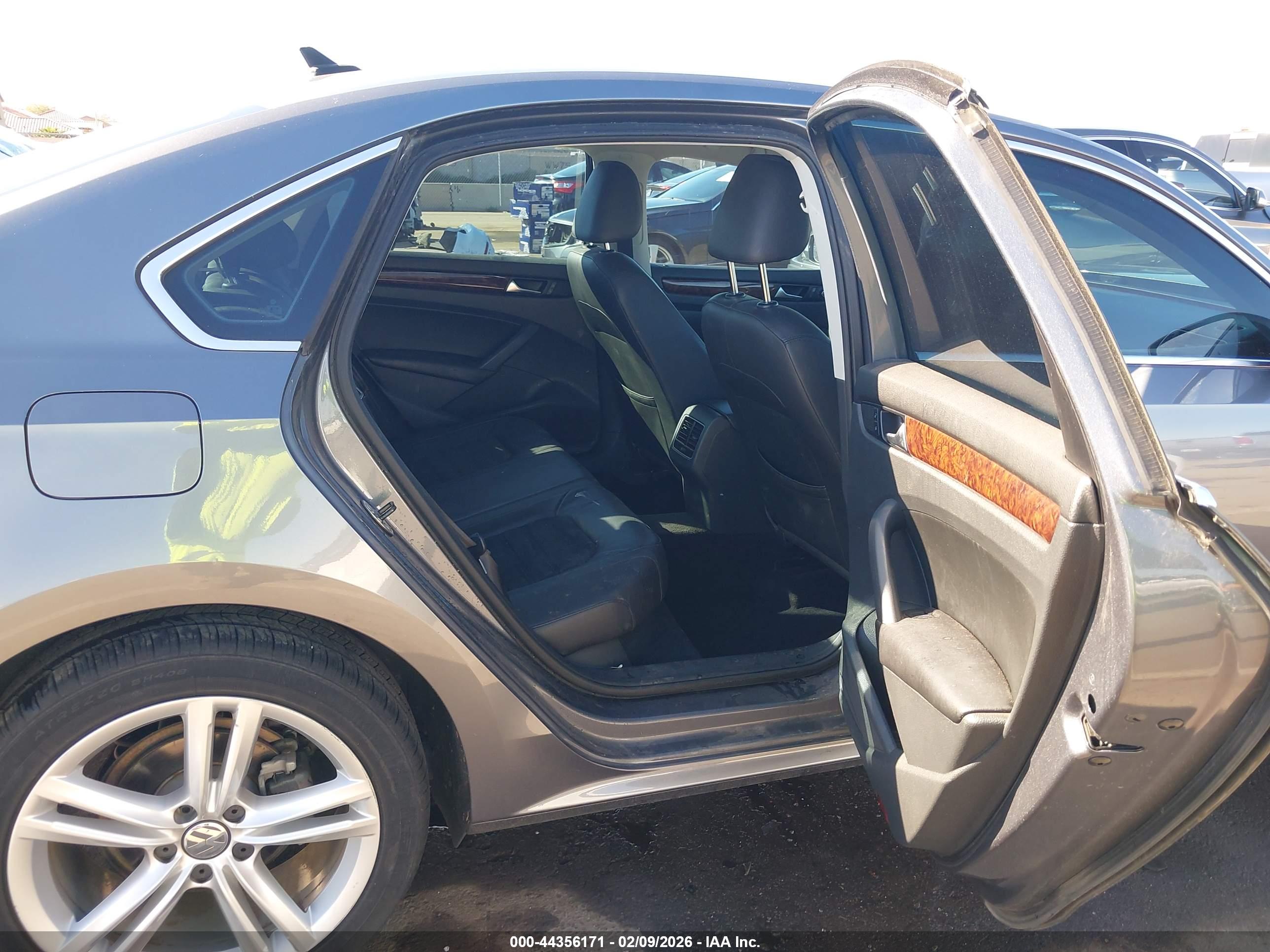 VOLKSWAGEN PASSAT image 8