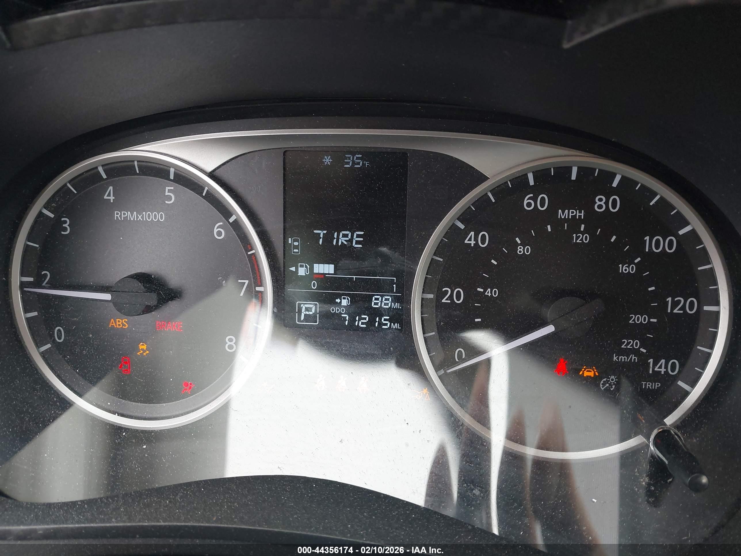 NISSAN VERSA image 7