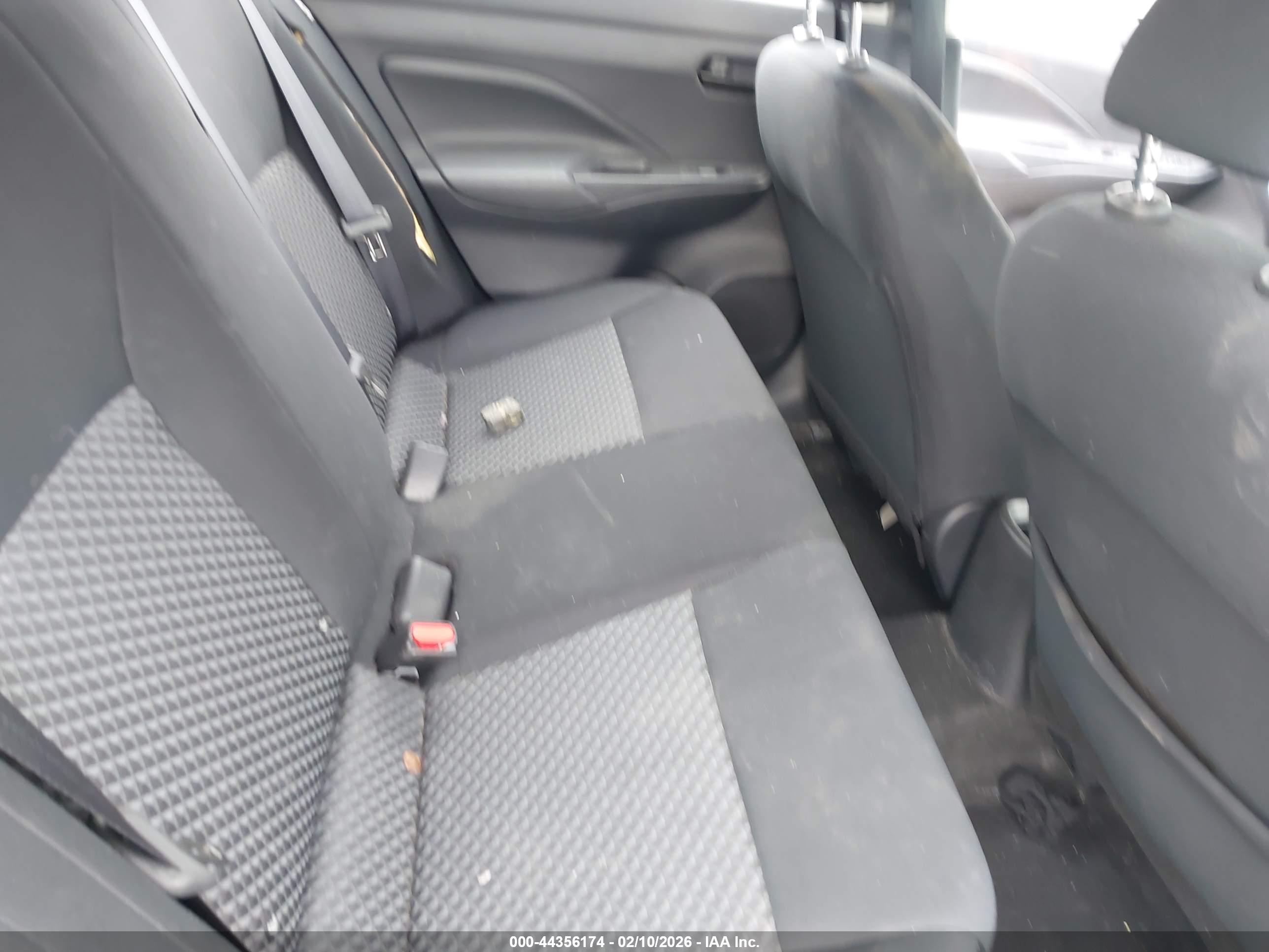 NISSAN VERSA image 8