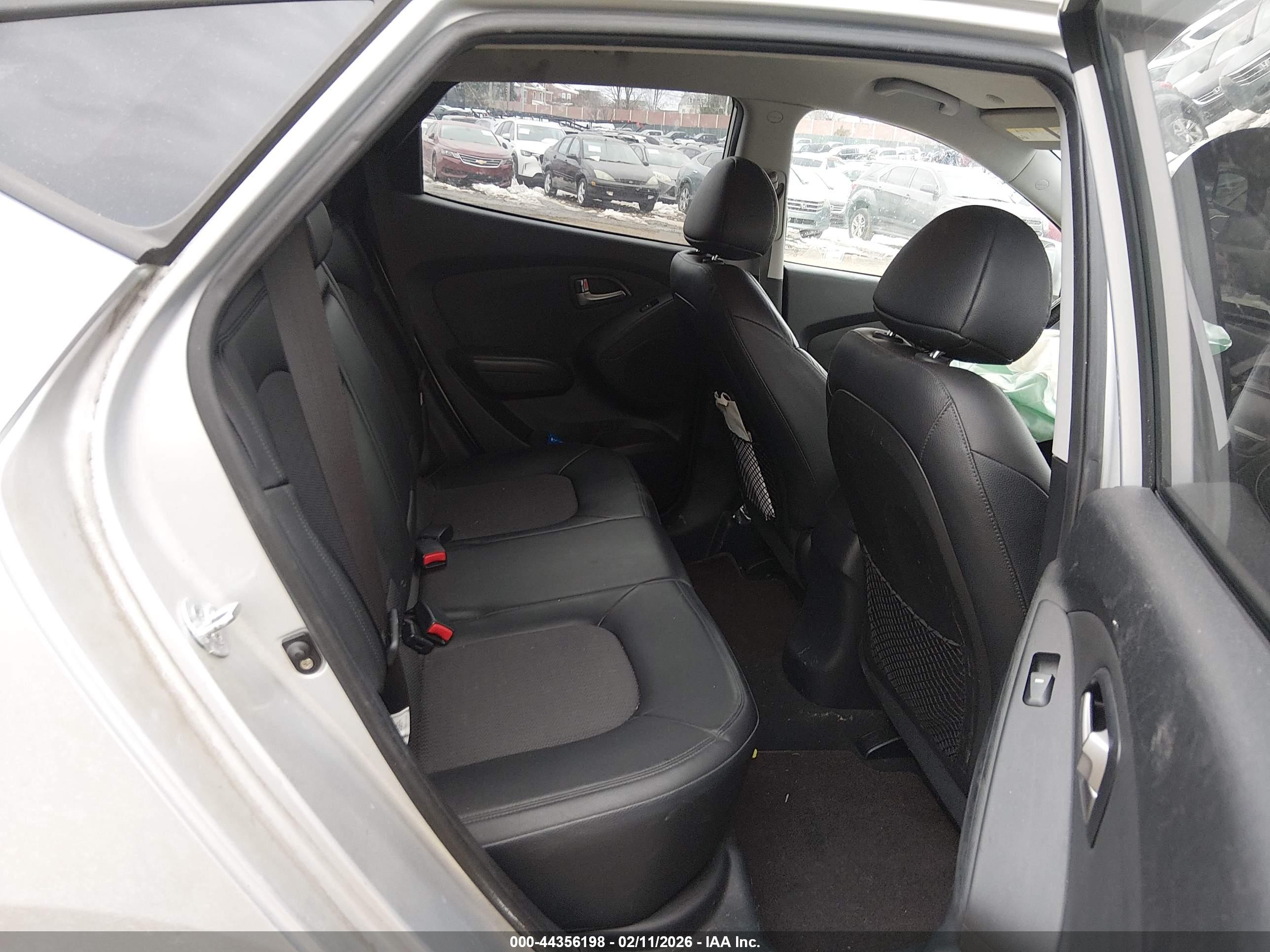 HYUNDAI TUCSON image 8