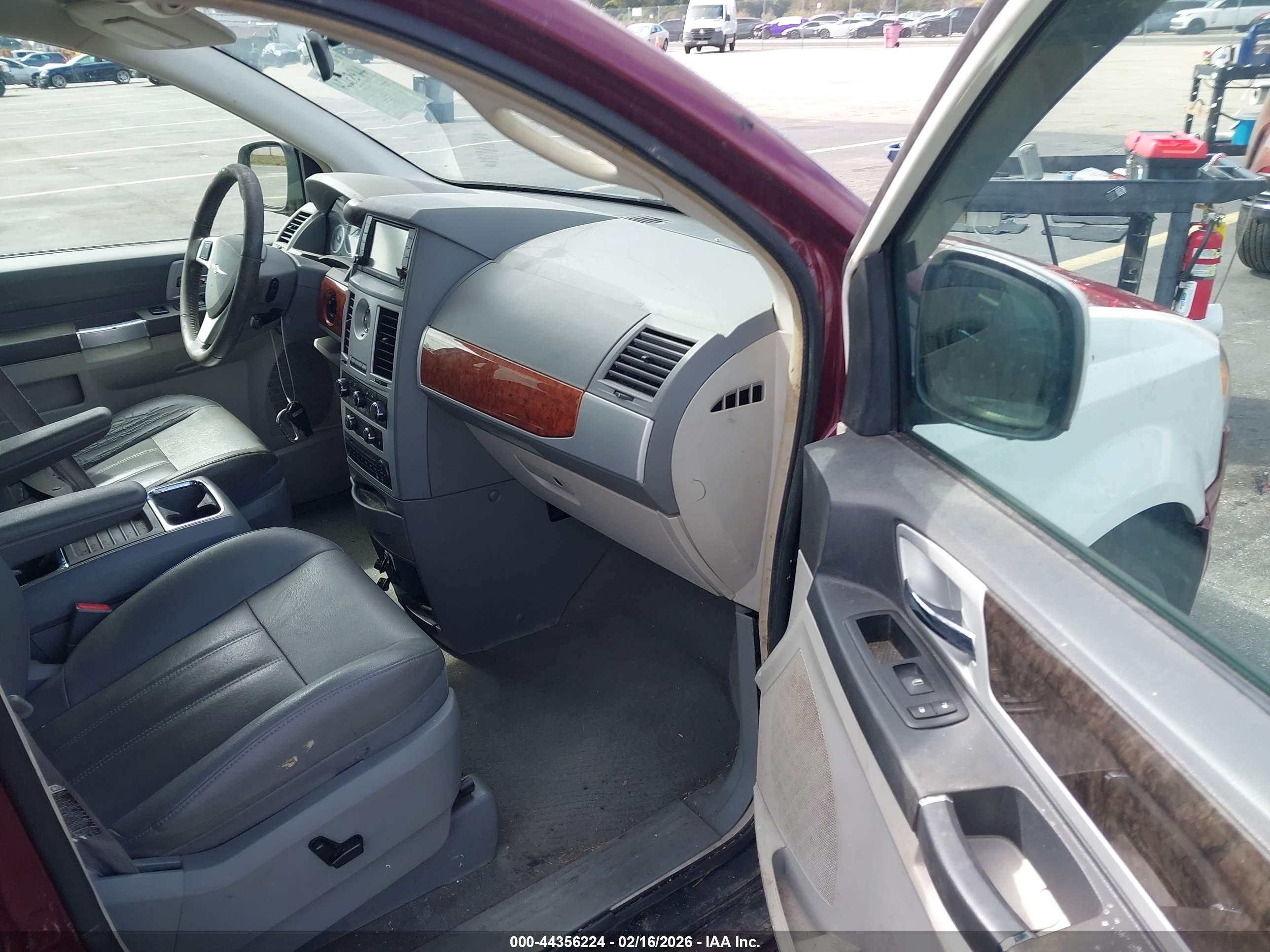 CHRYSLER TOWN image 5
