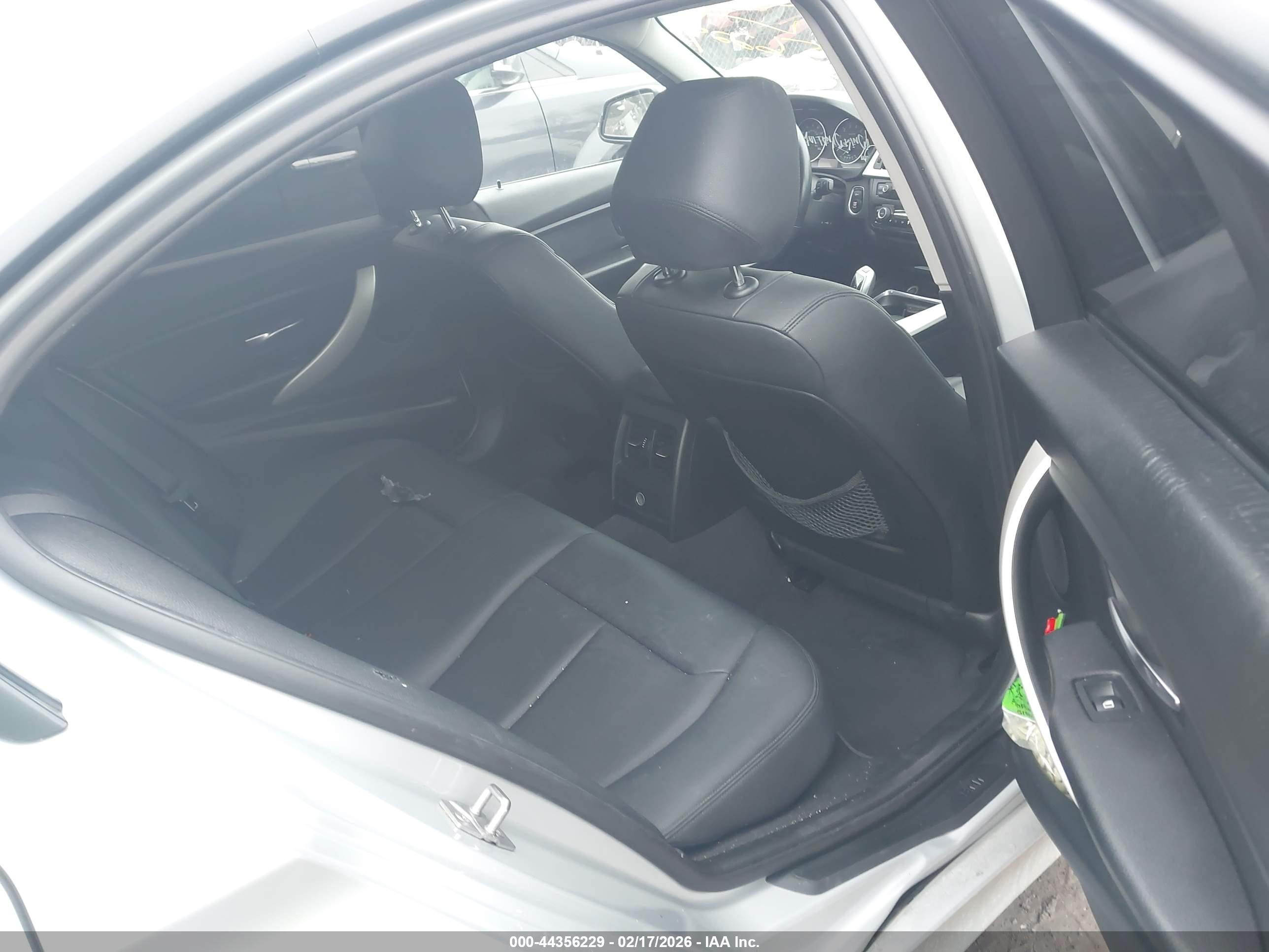 BMW 320I image 8