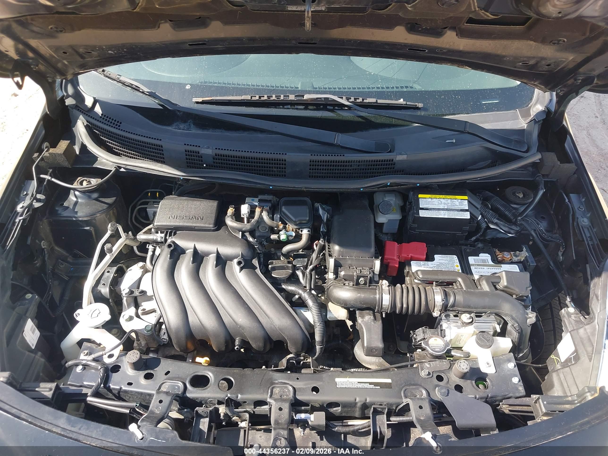 NISSAN VERSA image 10