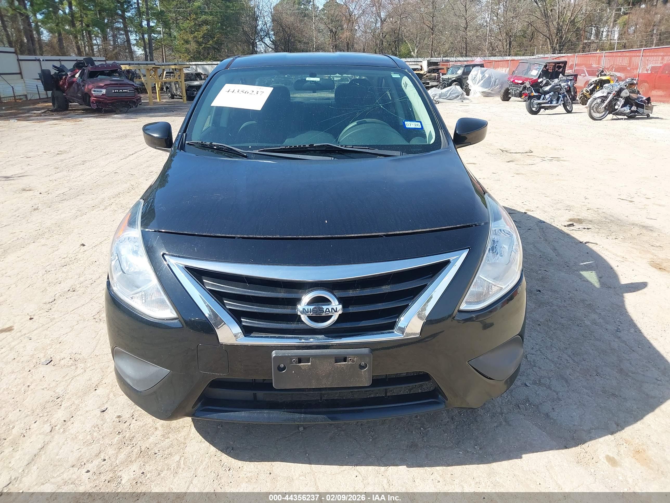 NISSAN VERSA image 6