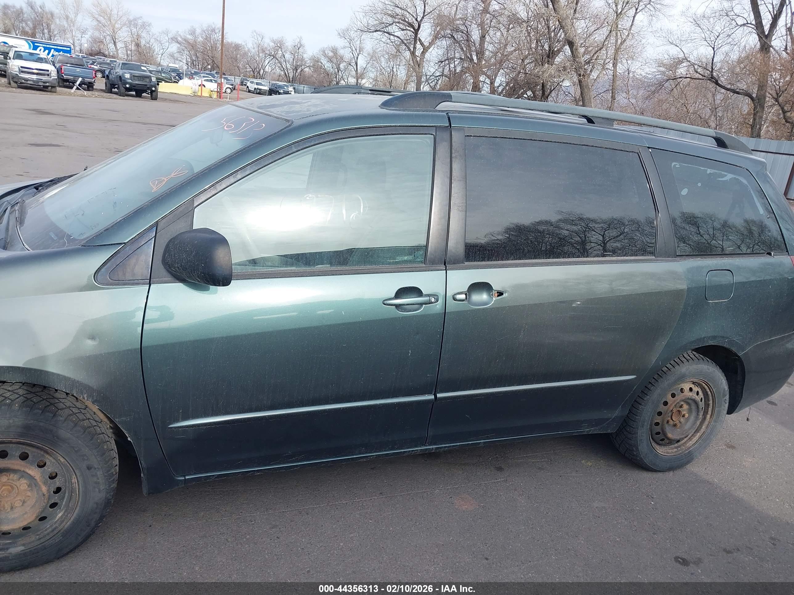 TOYOTA SIENNA image 6