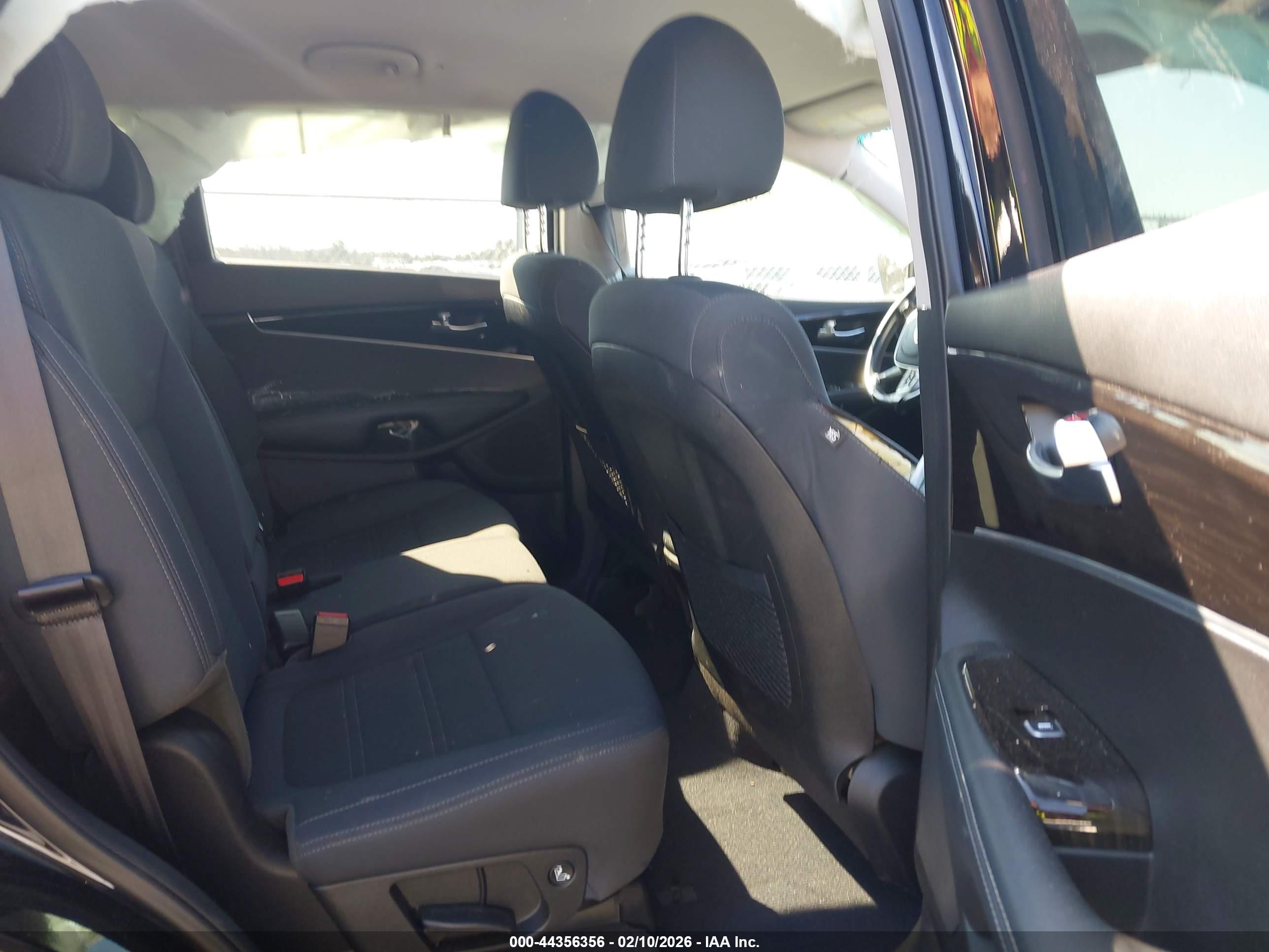 KIA SORENTO image 8