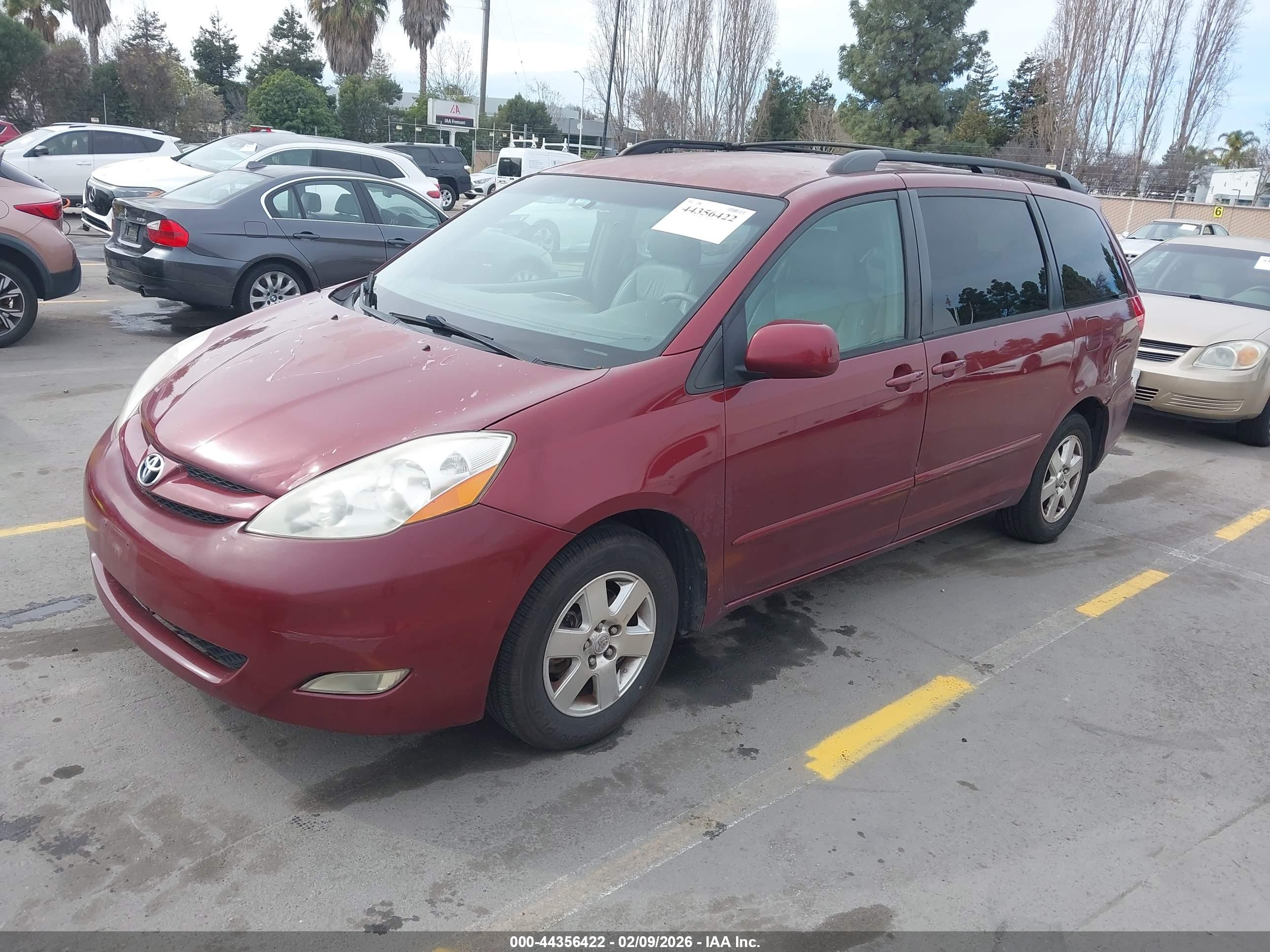 TOYOTA SIENNA image 2