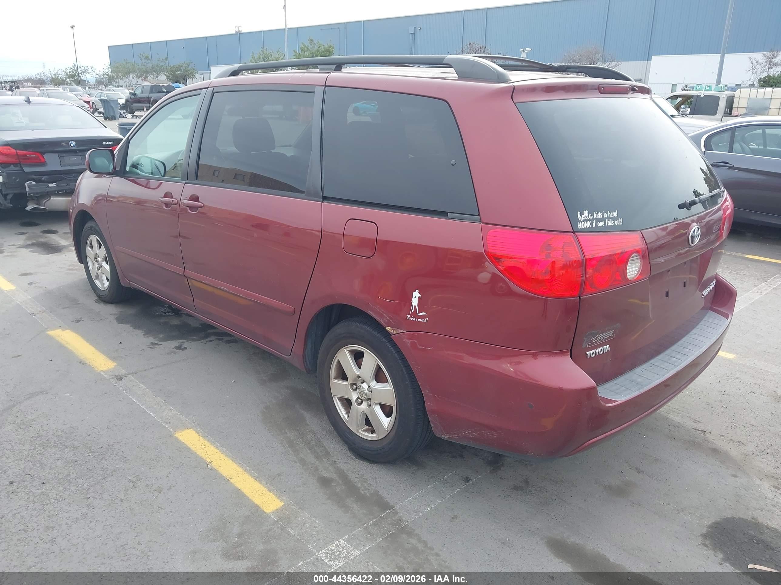 TOYOTA SIENNA image 3