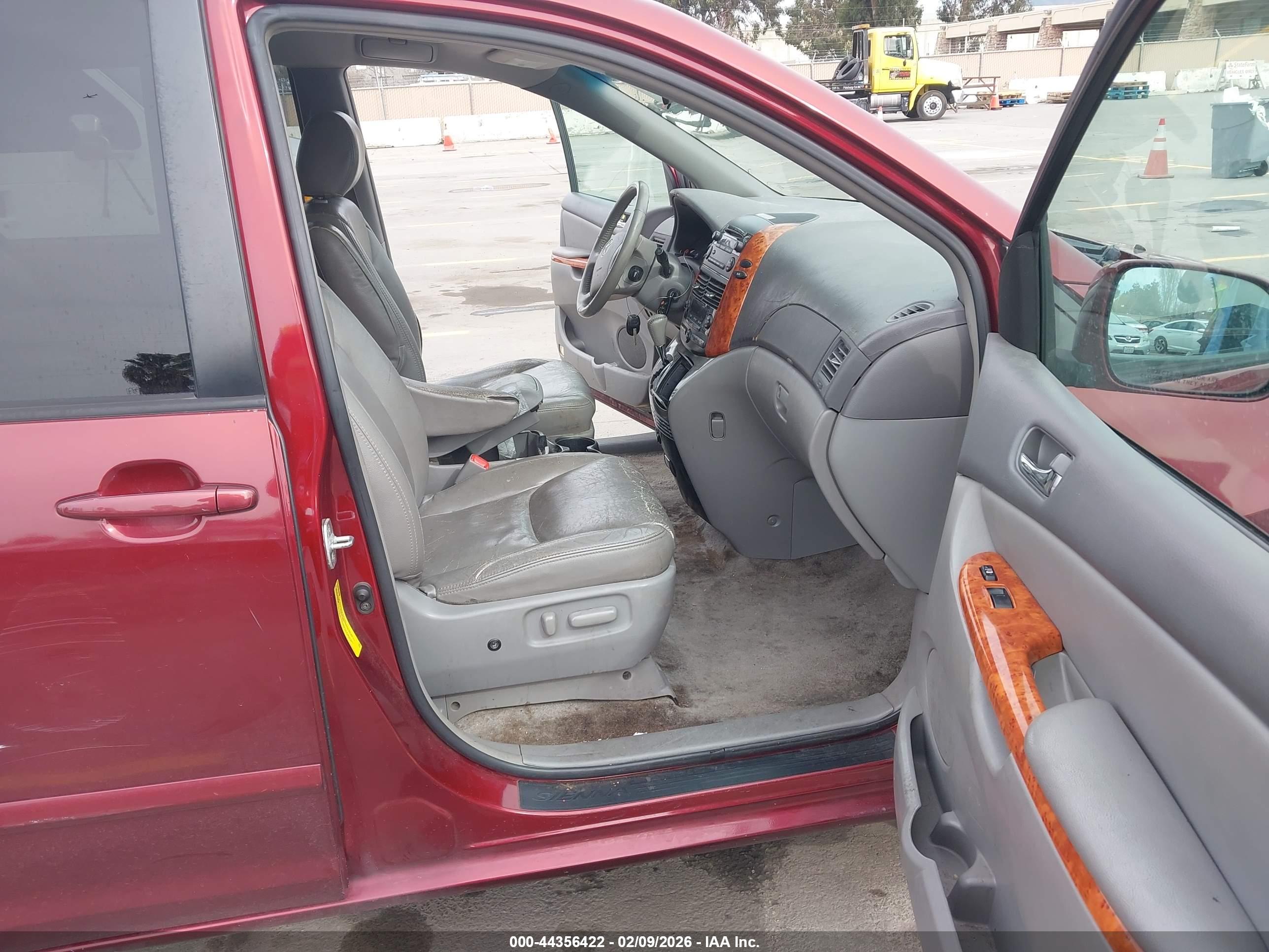 TOYOTA SIENNA image 5