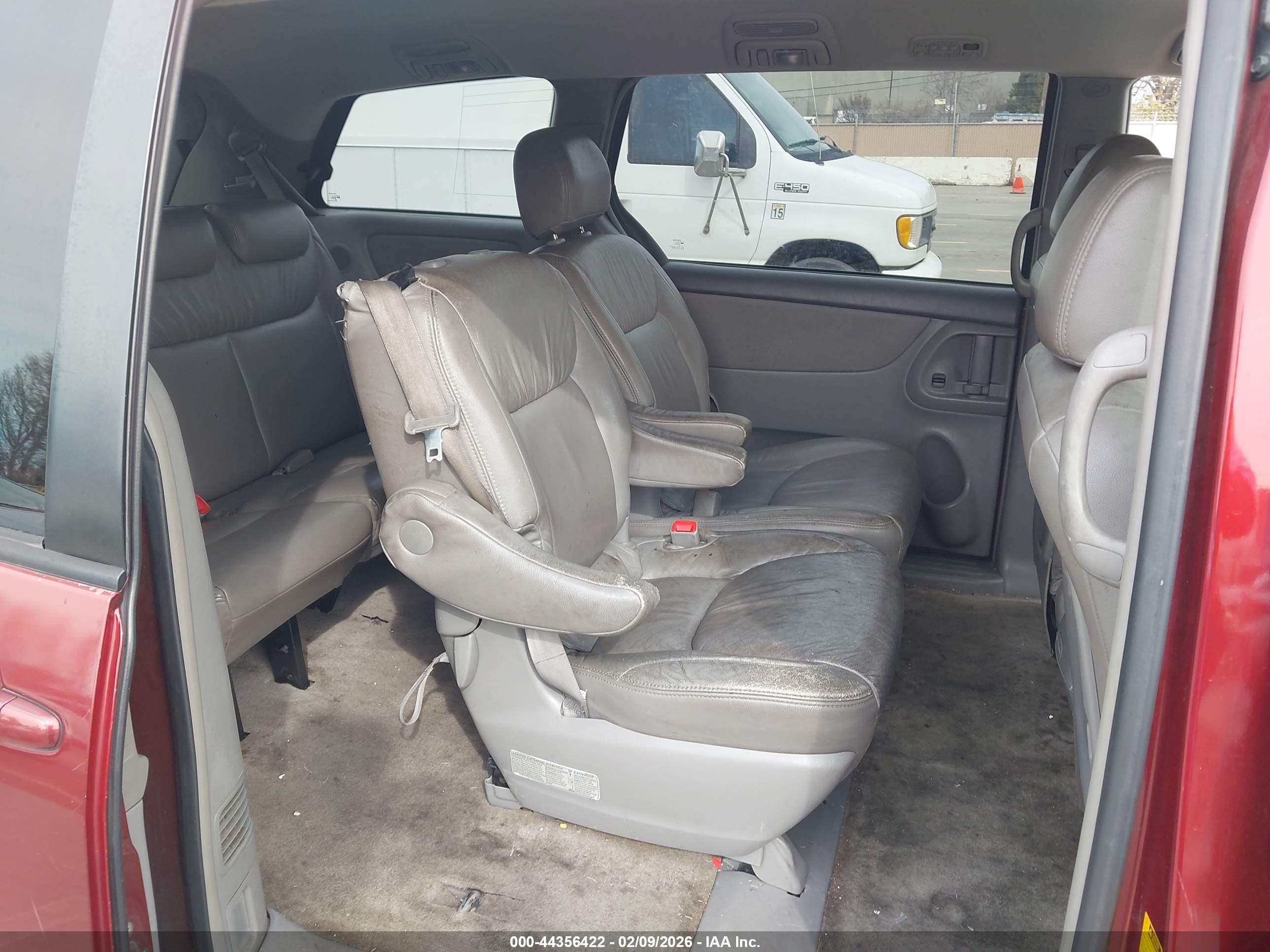 TOYOTA SIENNA image 8