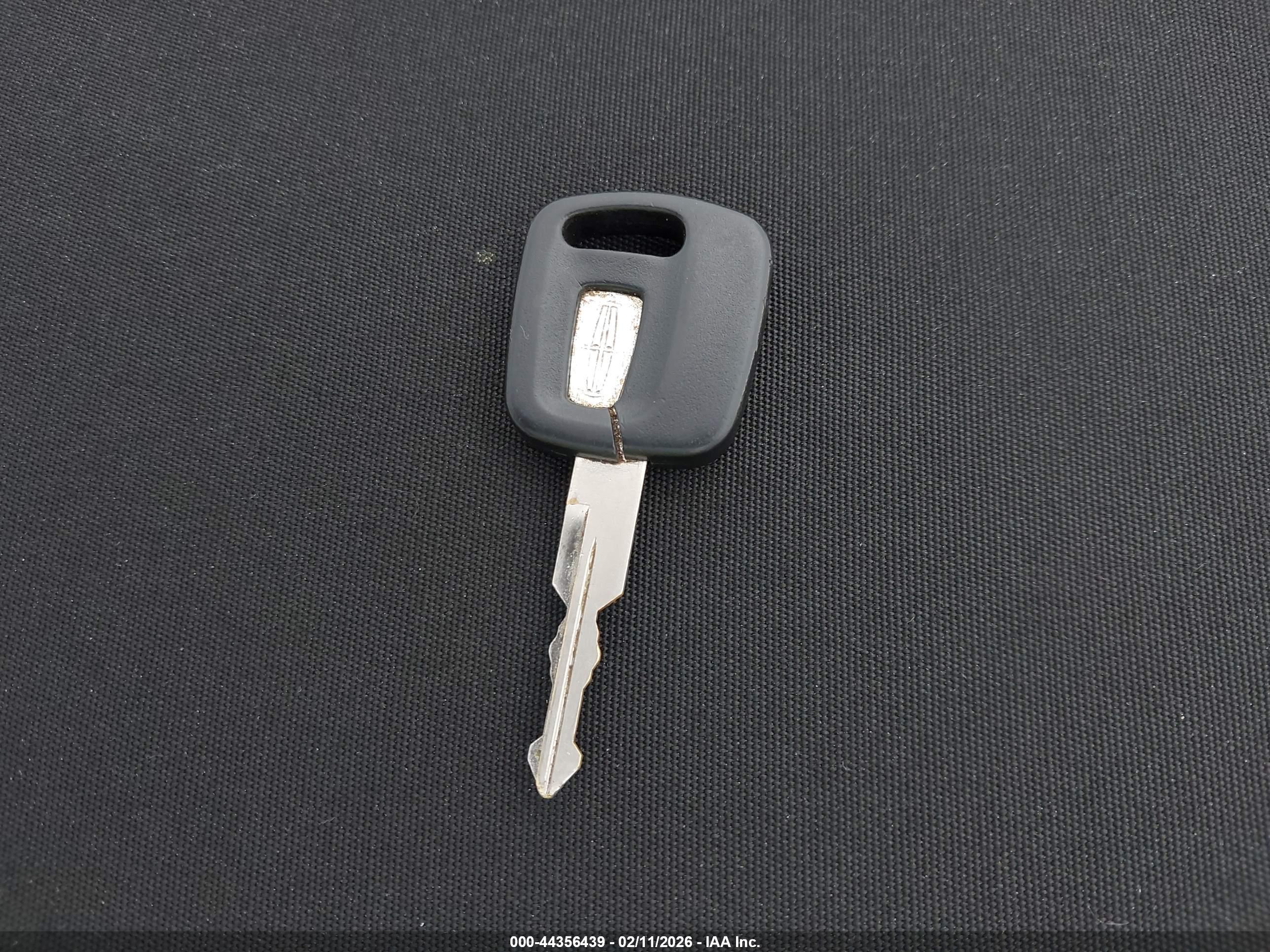 LINCOLN TOWN image 11